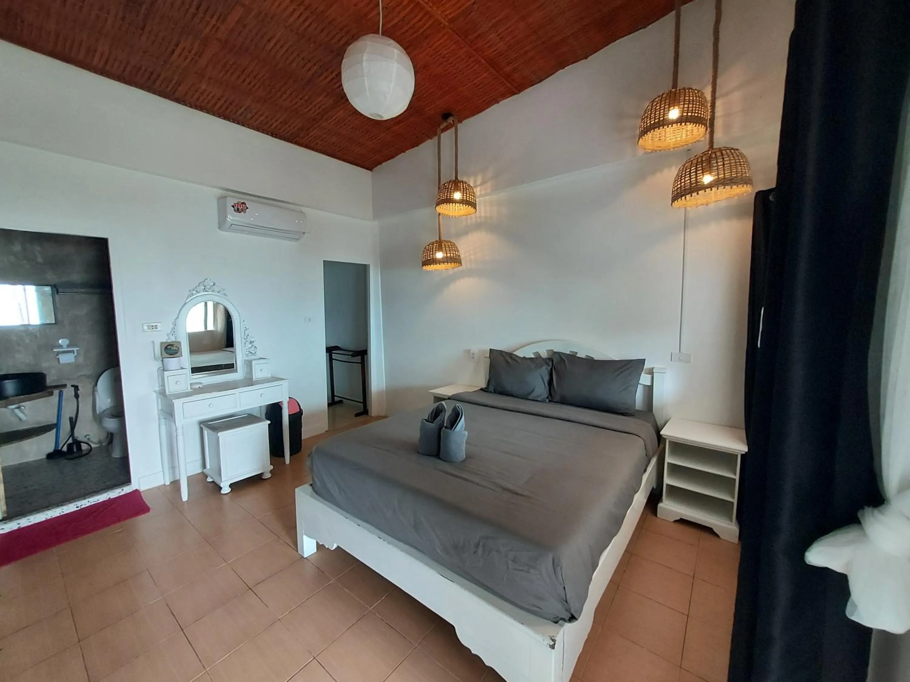 Bed in Cliff Cottage