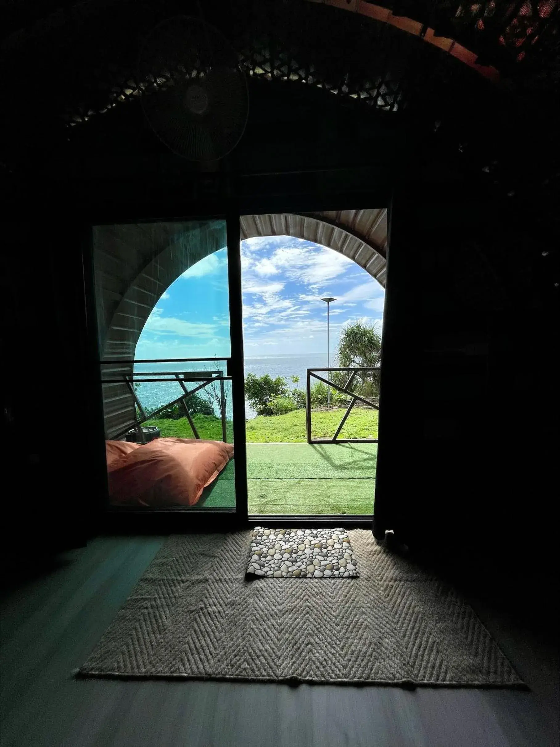 Castaway room with king bed in Cliff Cottage Castaway room with king bed in Cliff Cottage