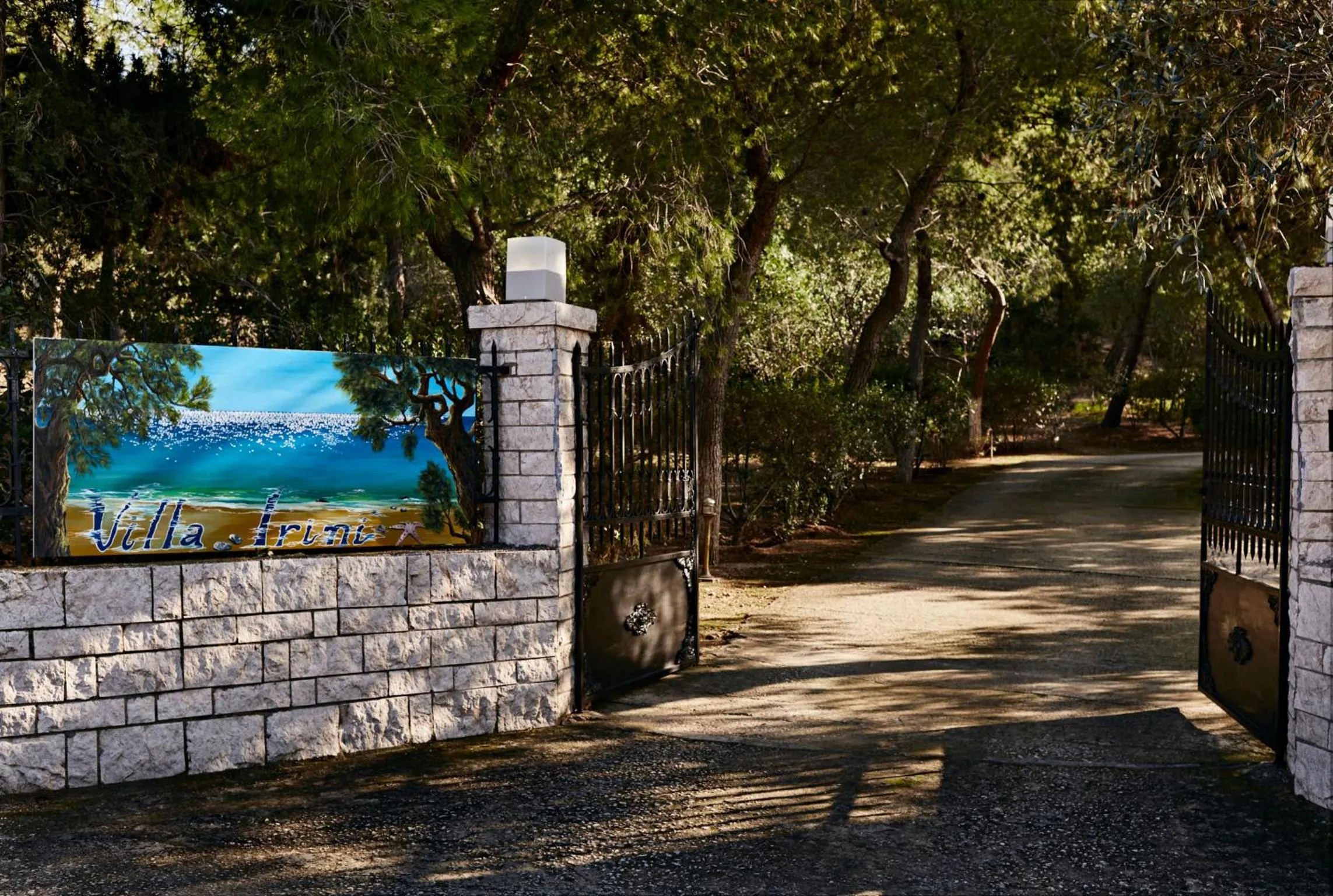 Facade/entrance in Villa Irini