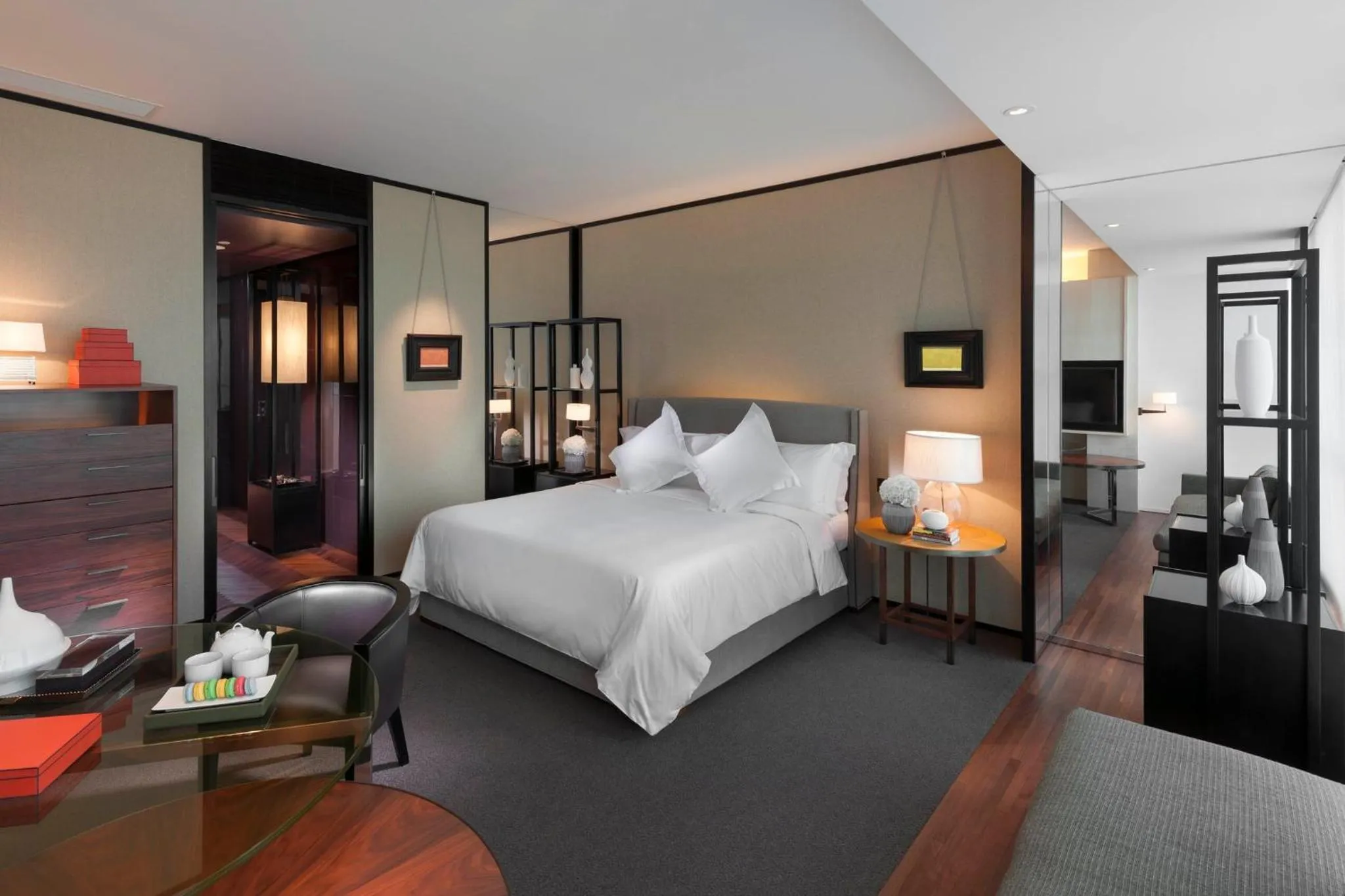 Photo of the whole room, Bed in Mandarin Oriental, Guangzhou