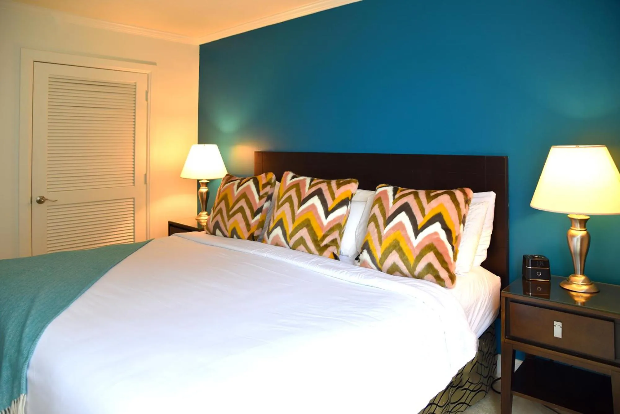 Bed in Relaxing Condo Hotel In The Grove, Free Parking