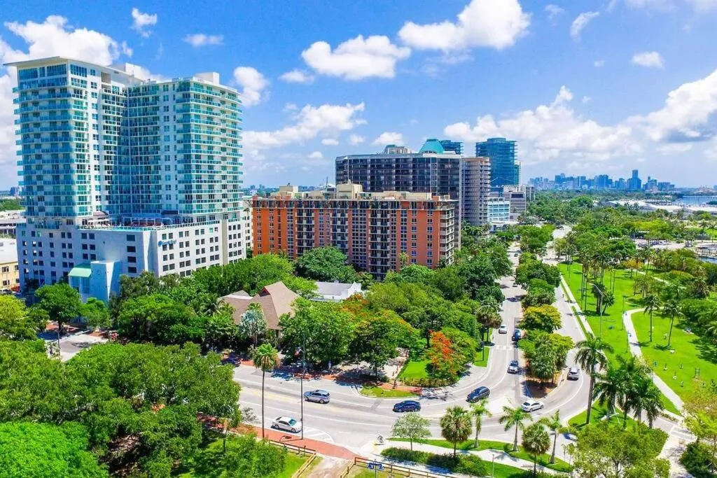 Relaxing Condo Hotel In The Grove, Free Parking