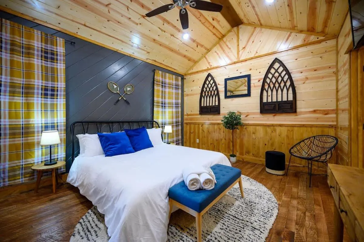 Bed in Massive Hochatown Lodge W Spa, Basketball & More