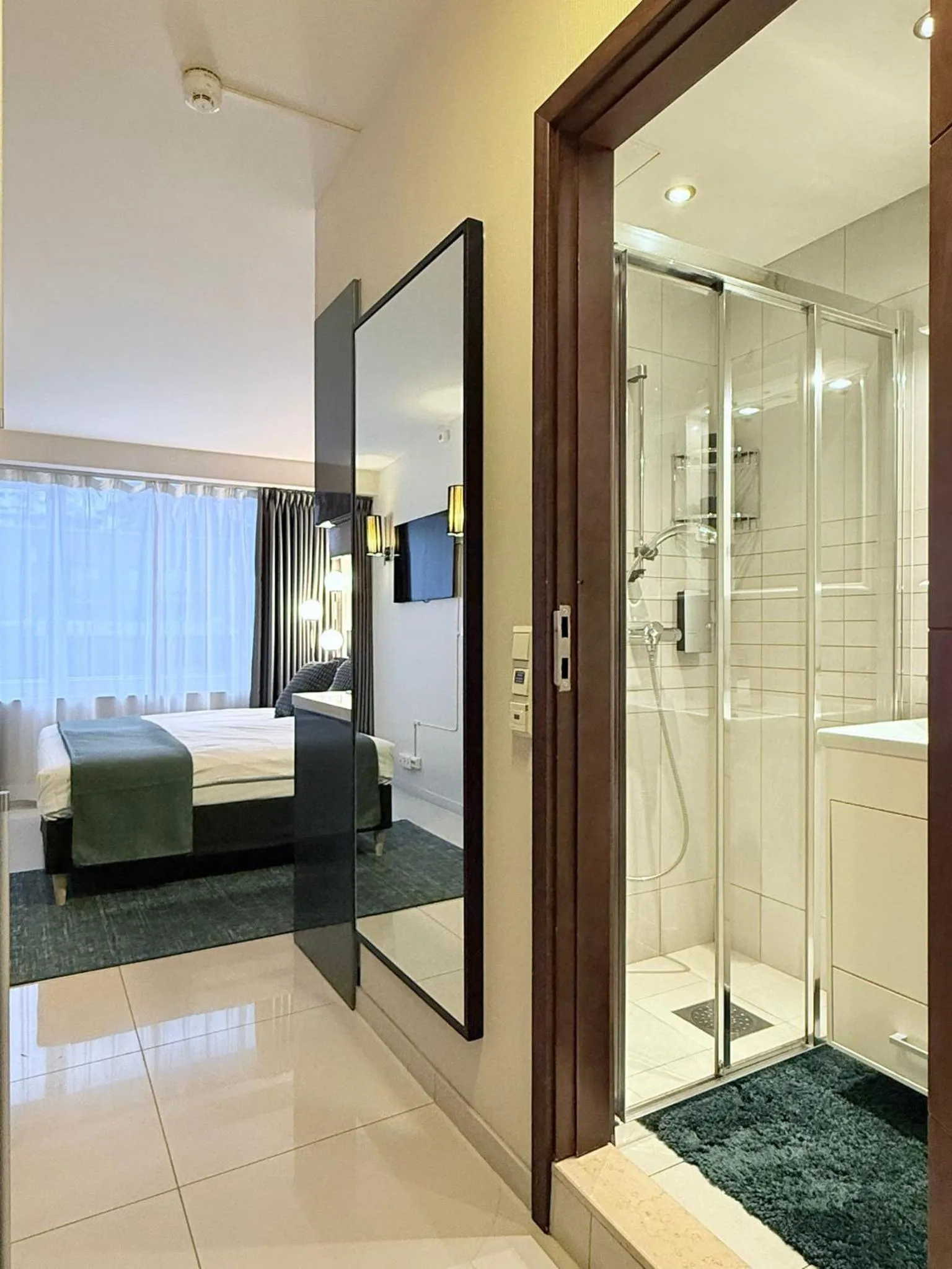 Shower, Bed in Super Stay Hotel, Oslo