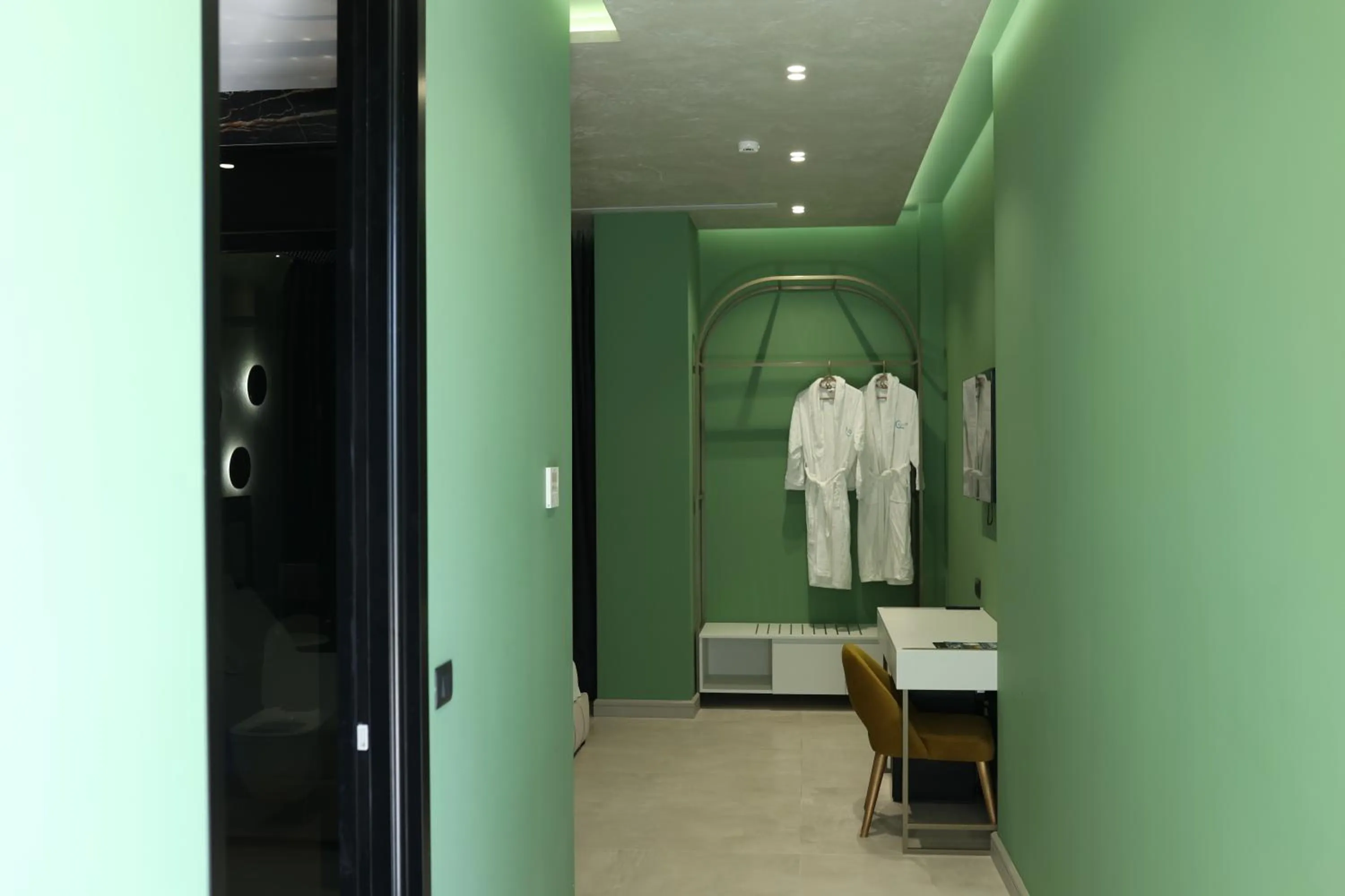 Shower in Comfort Suites