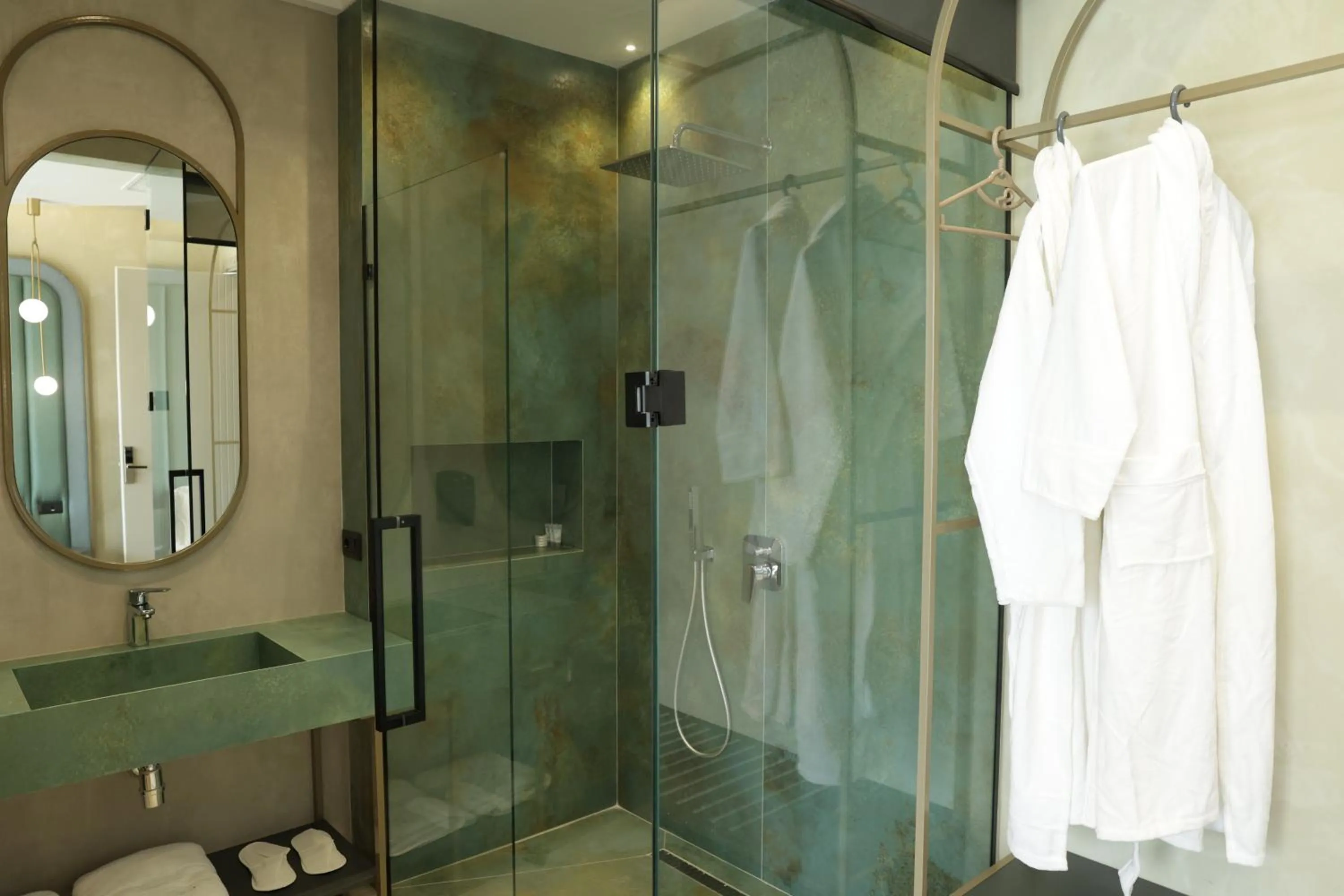 Shower in Comfort Suites