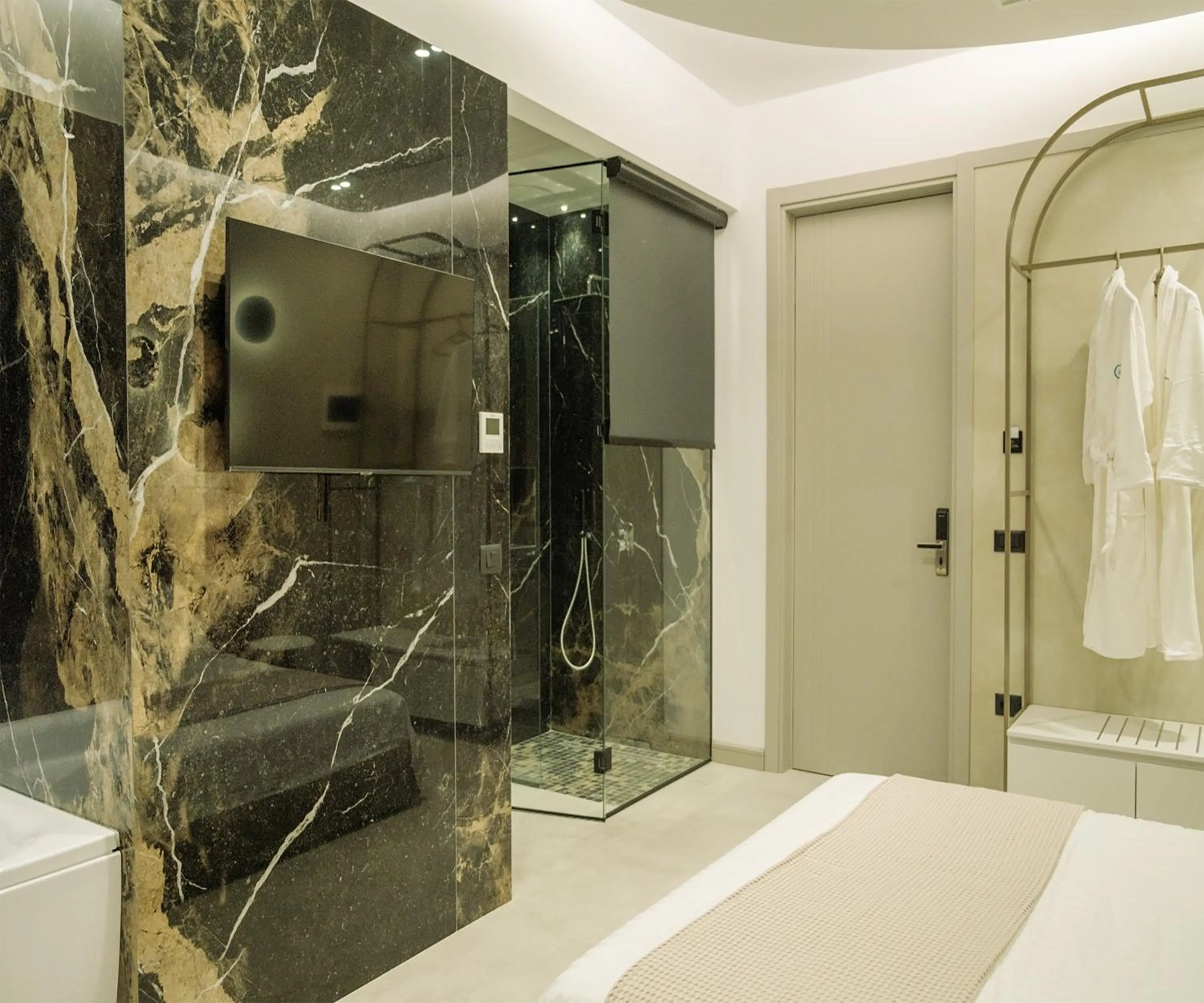 Shower in Comfort Suites