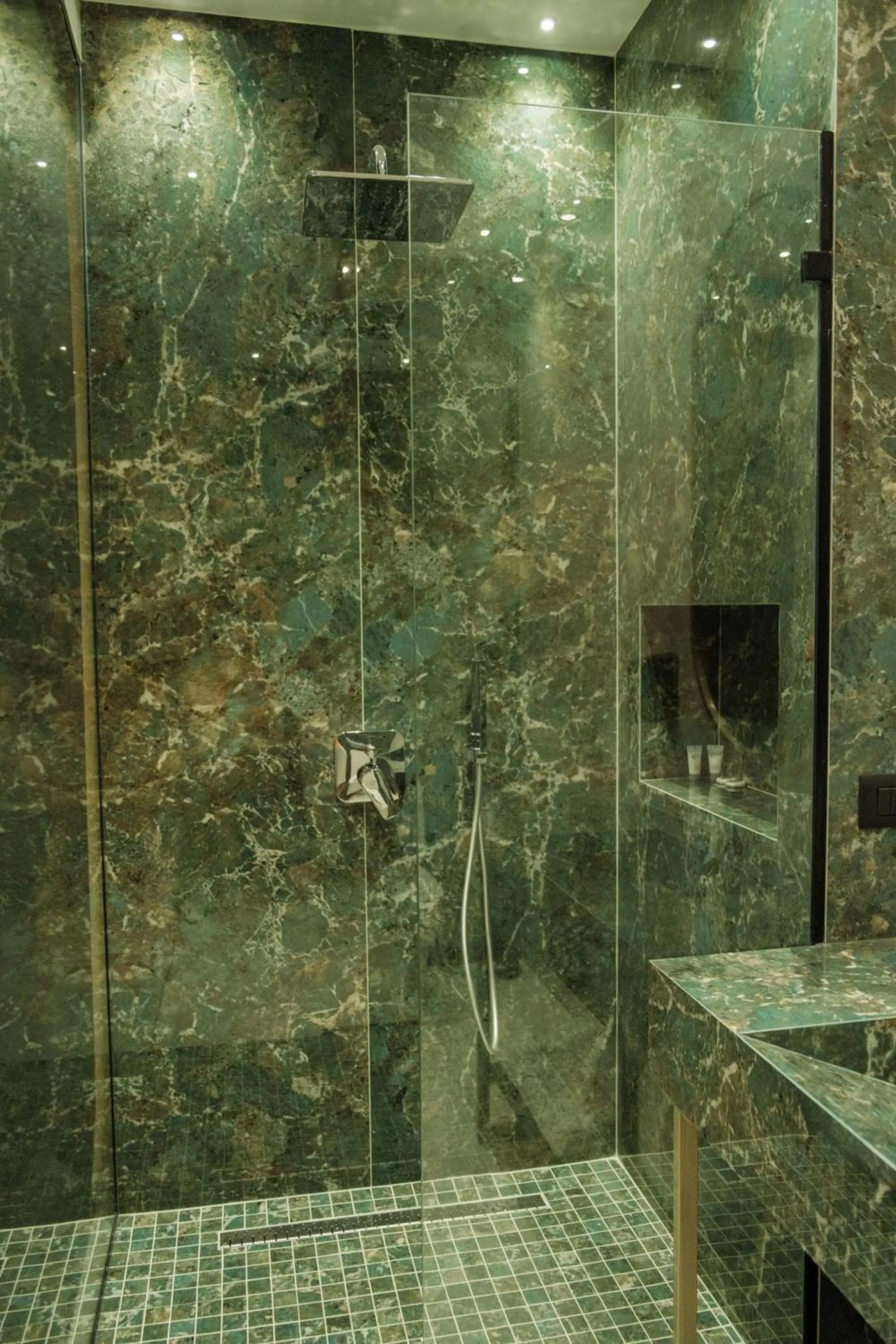 Shower in Comfort Suites