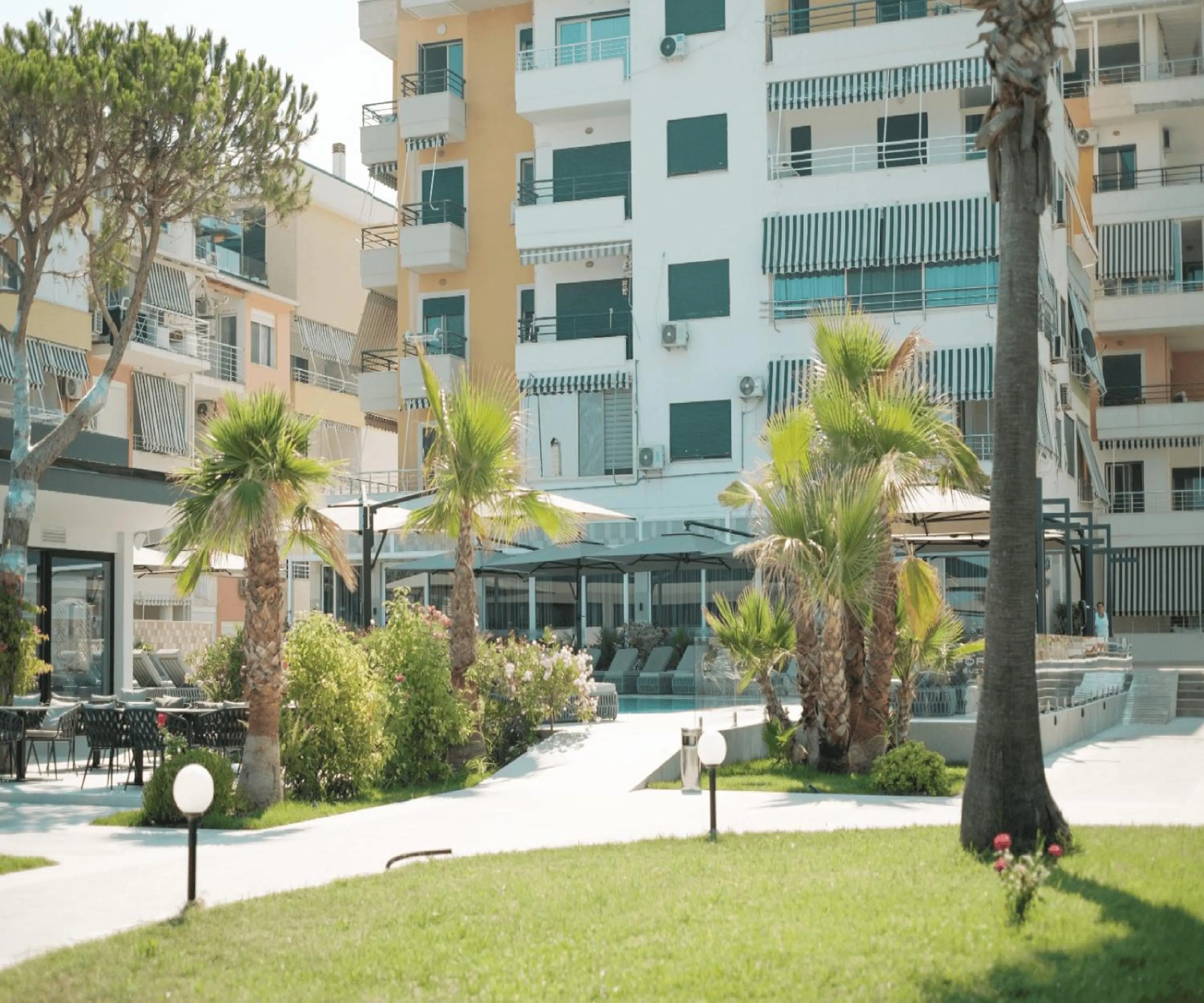 Property building in Comfort Suites