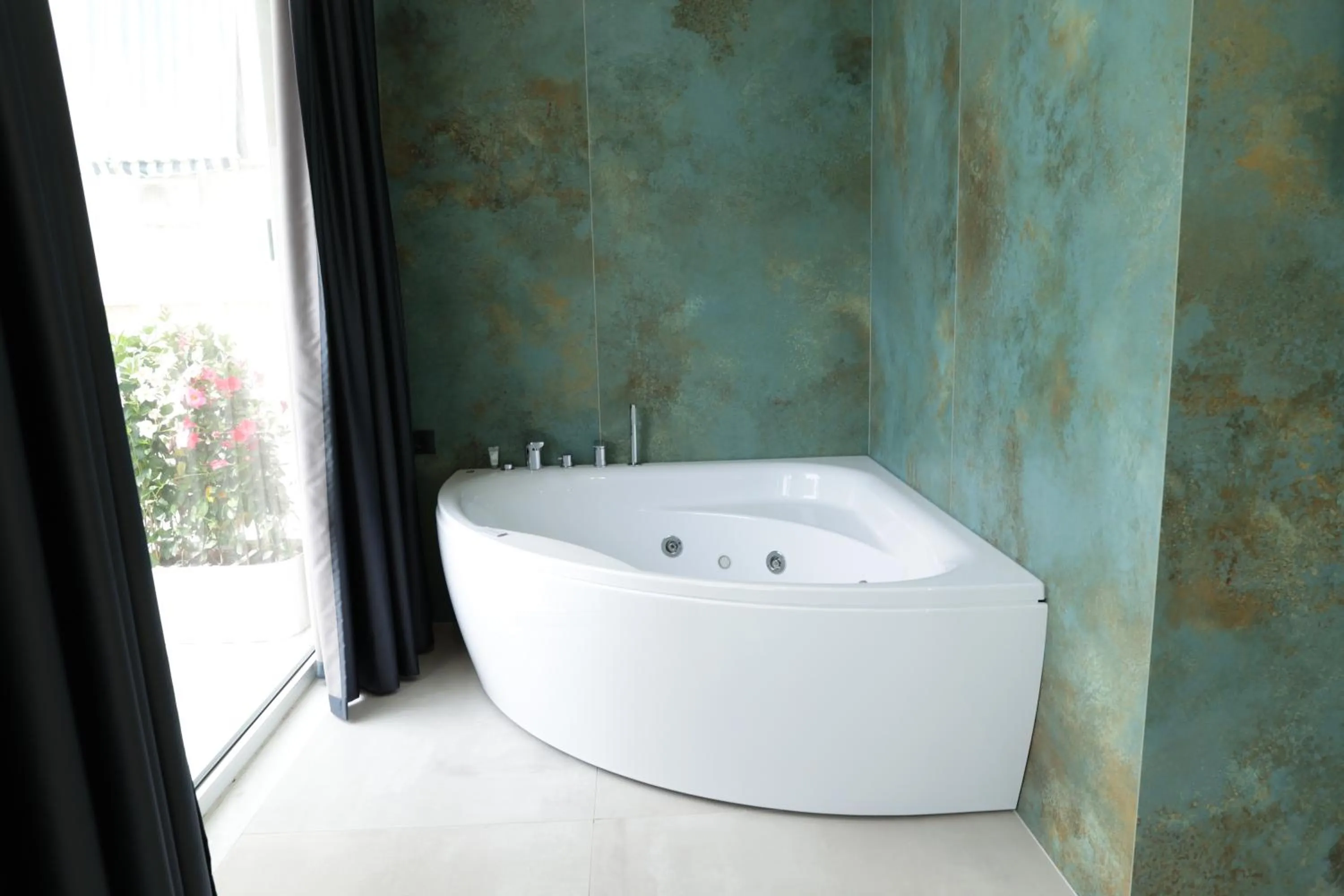 Hot Tub in Comfort Suites