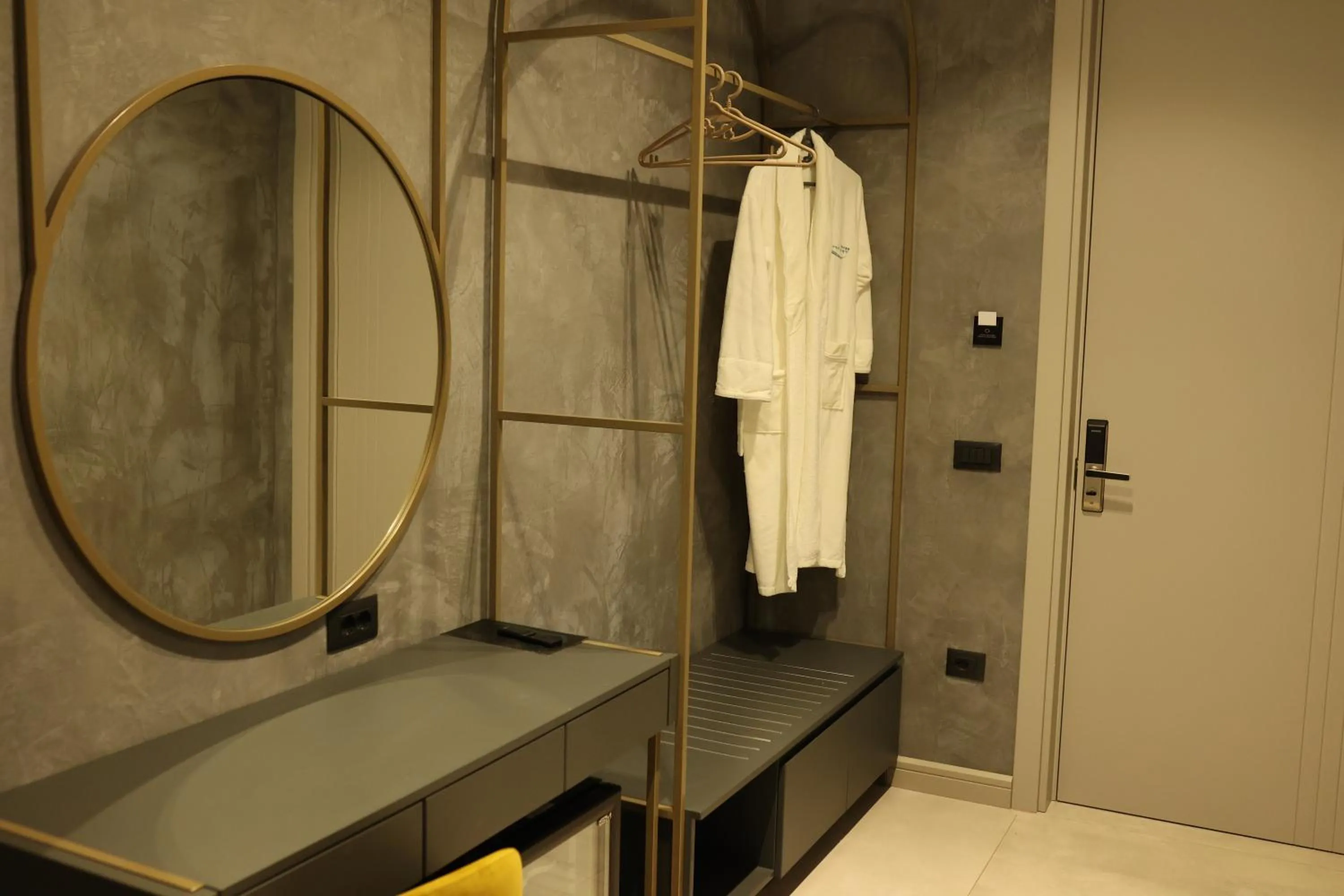 Shower in Comfort Suites