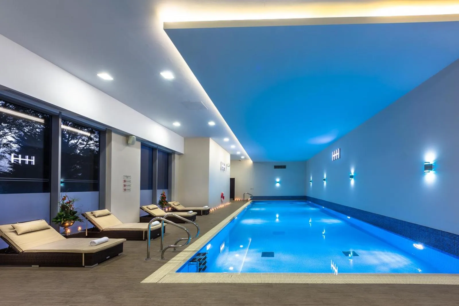 Swimming pool in Heston Hyde Hotel