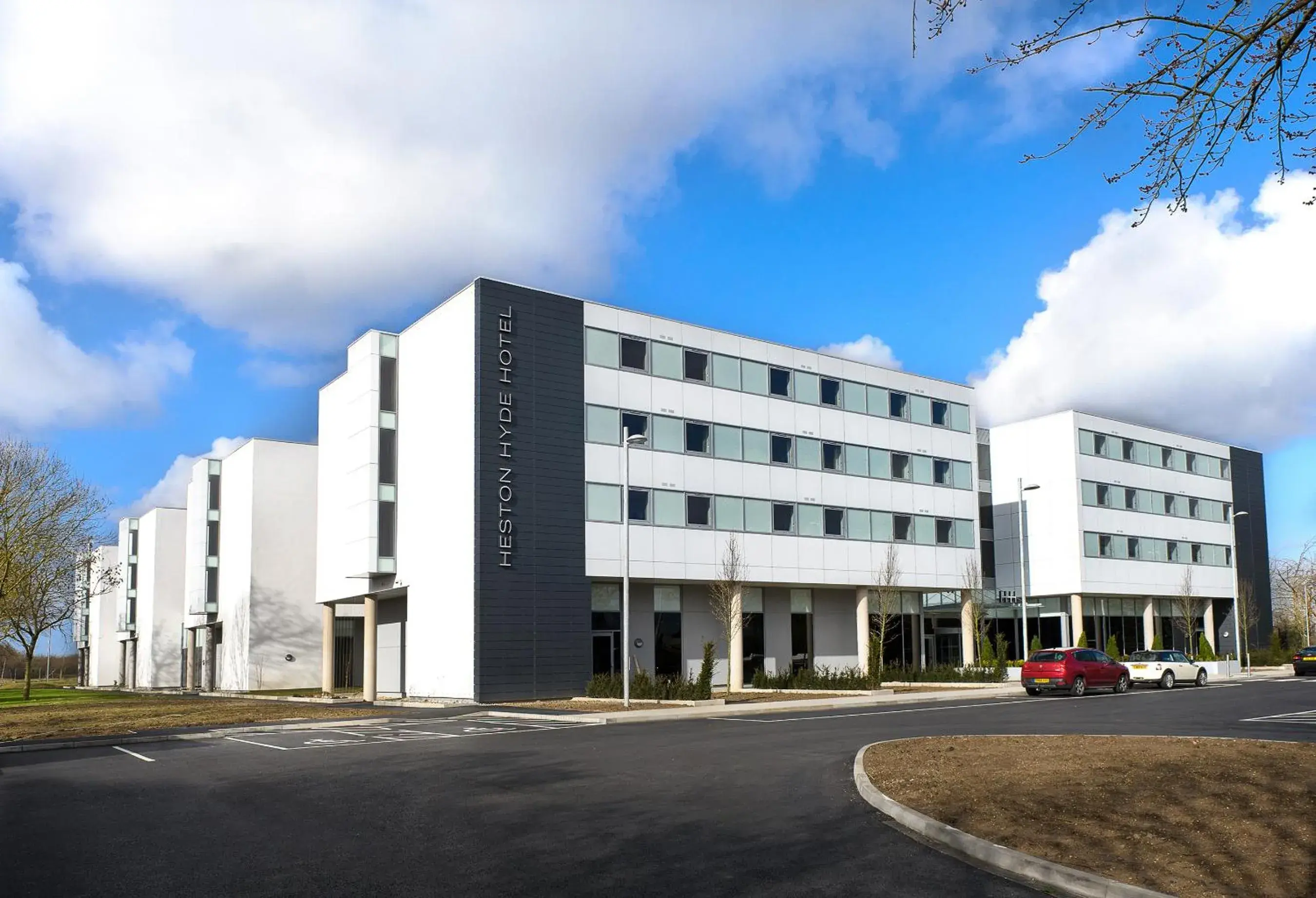 Facade/entrance in Heston Hyde Hotel Facade/entrance in Heston Hyde Hotel