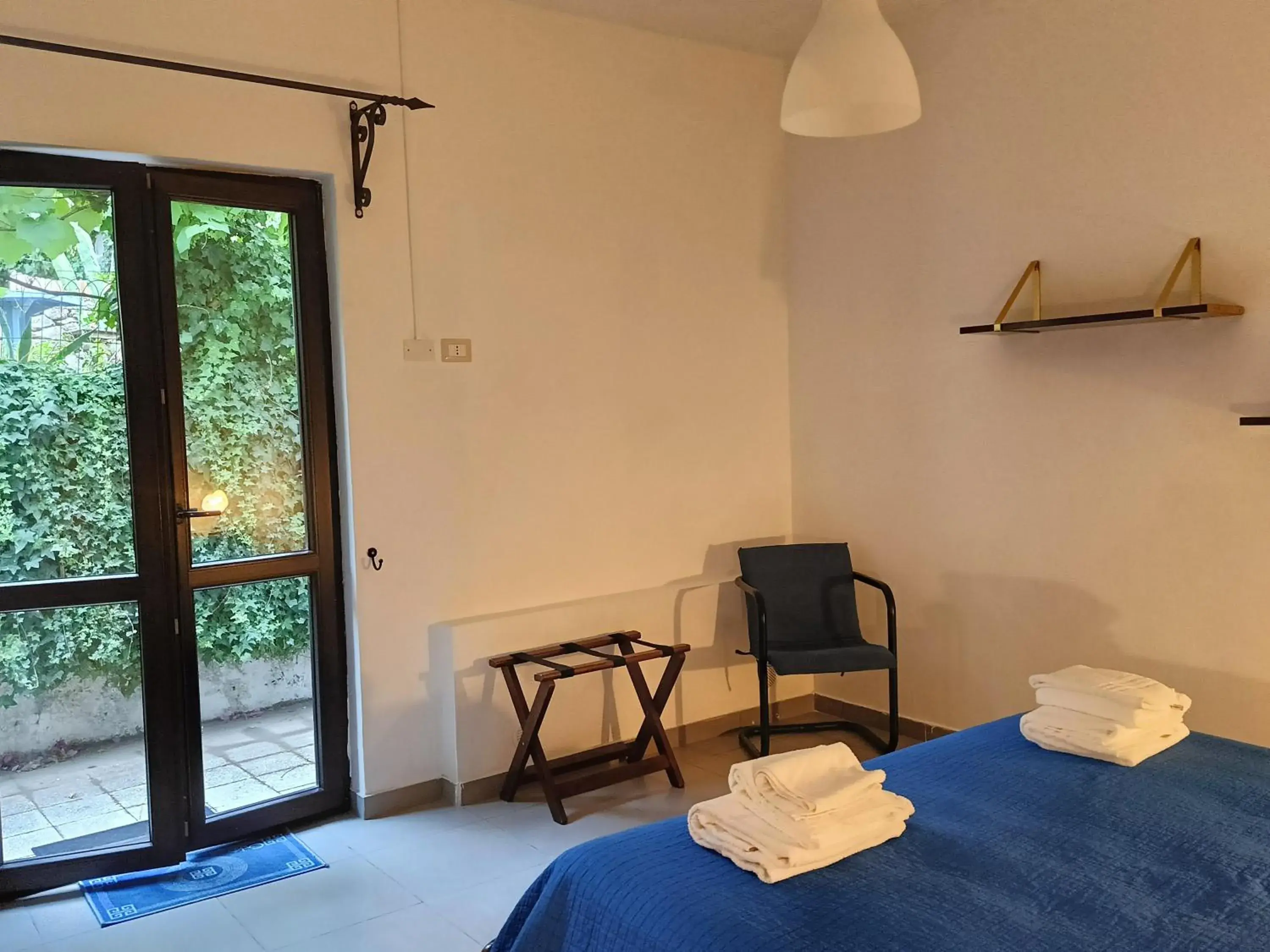 Family Room with Garden View - single occupancy in La Casa A Mare B&B Family Room with Garden View - single occupancy in La Casa A Mare B&B