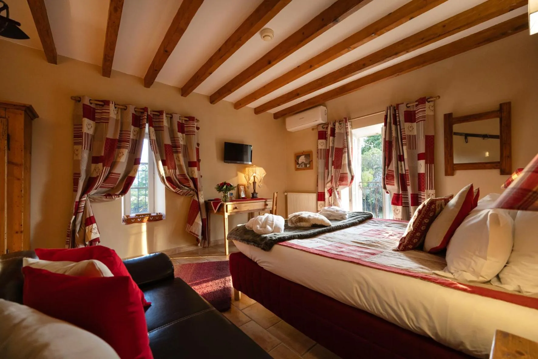 Photo of the whole room, Bed in Le Moulin de Beaunette