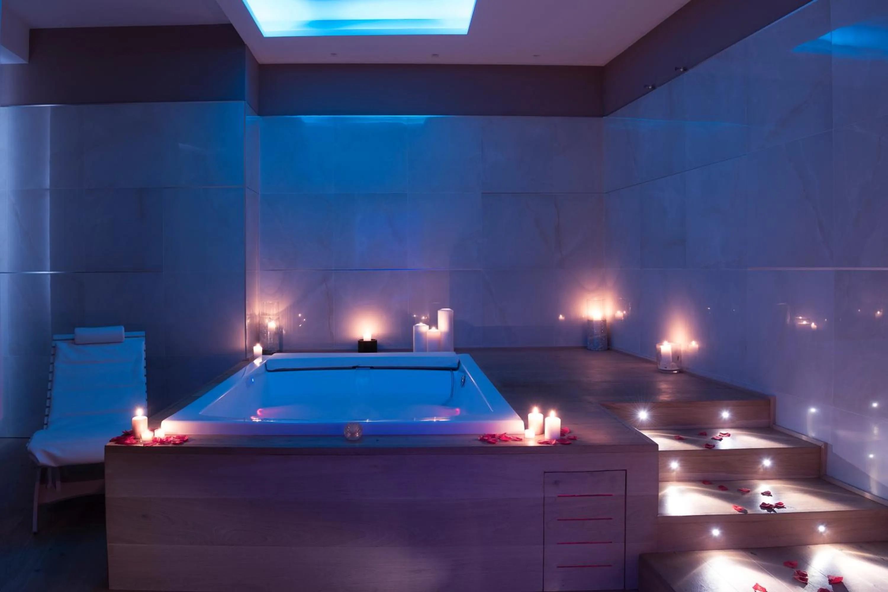 Hot Tub in Grand Hotel Biffy