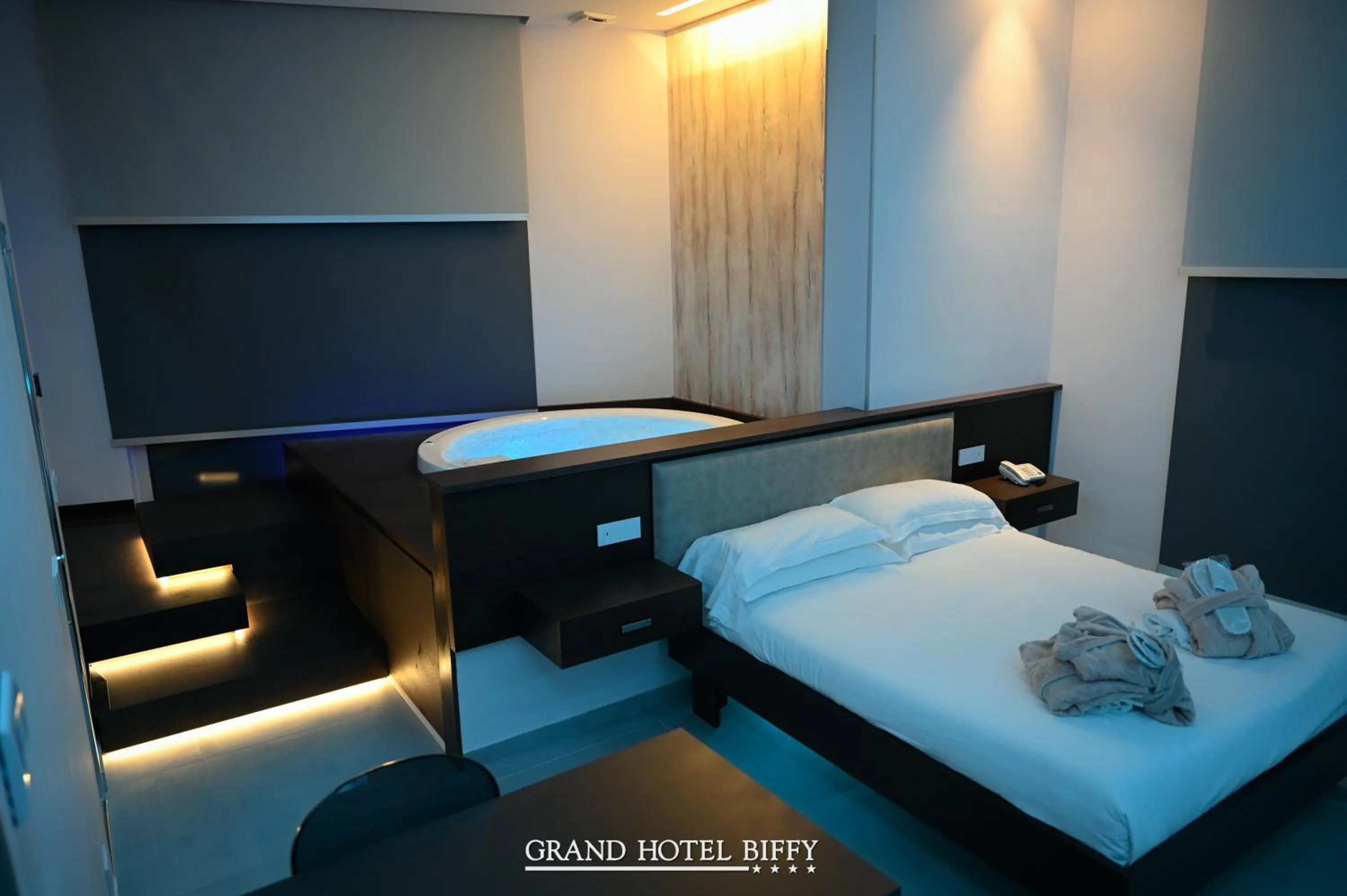Photo of the whole room, Bed in Grand Hotel Biffy