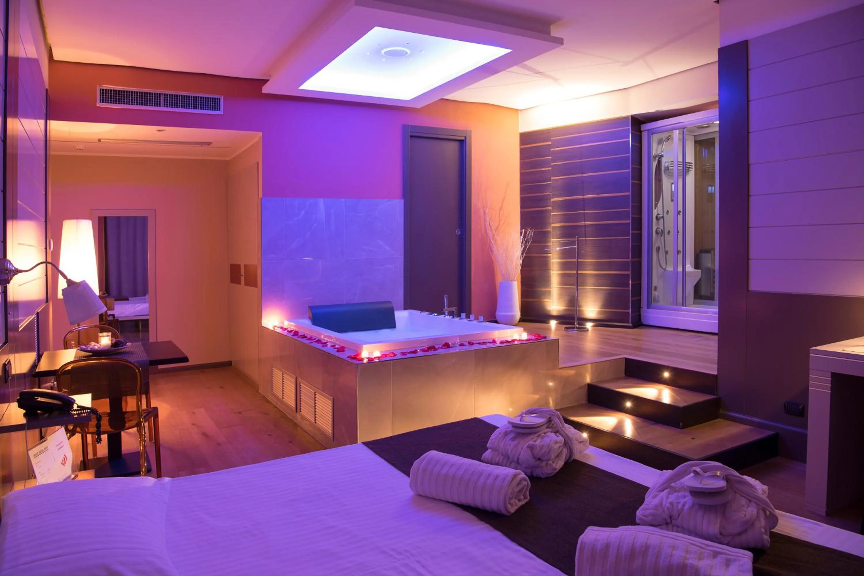 Hot Tub, Bed in Grand Hotel Biffy