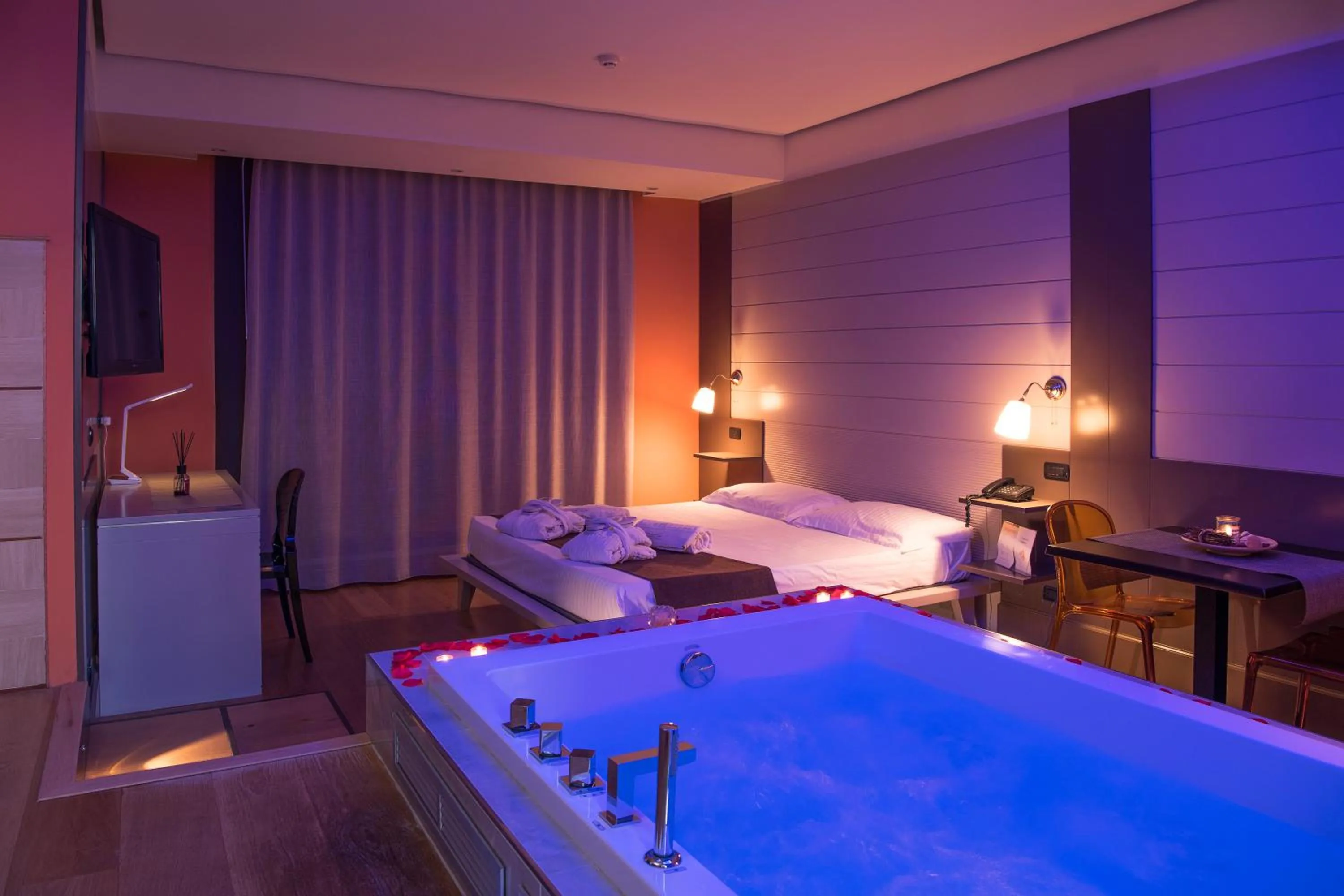 Hot Tub, Bed in Grand Hotel Biffy