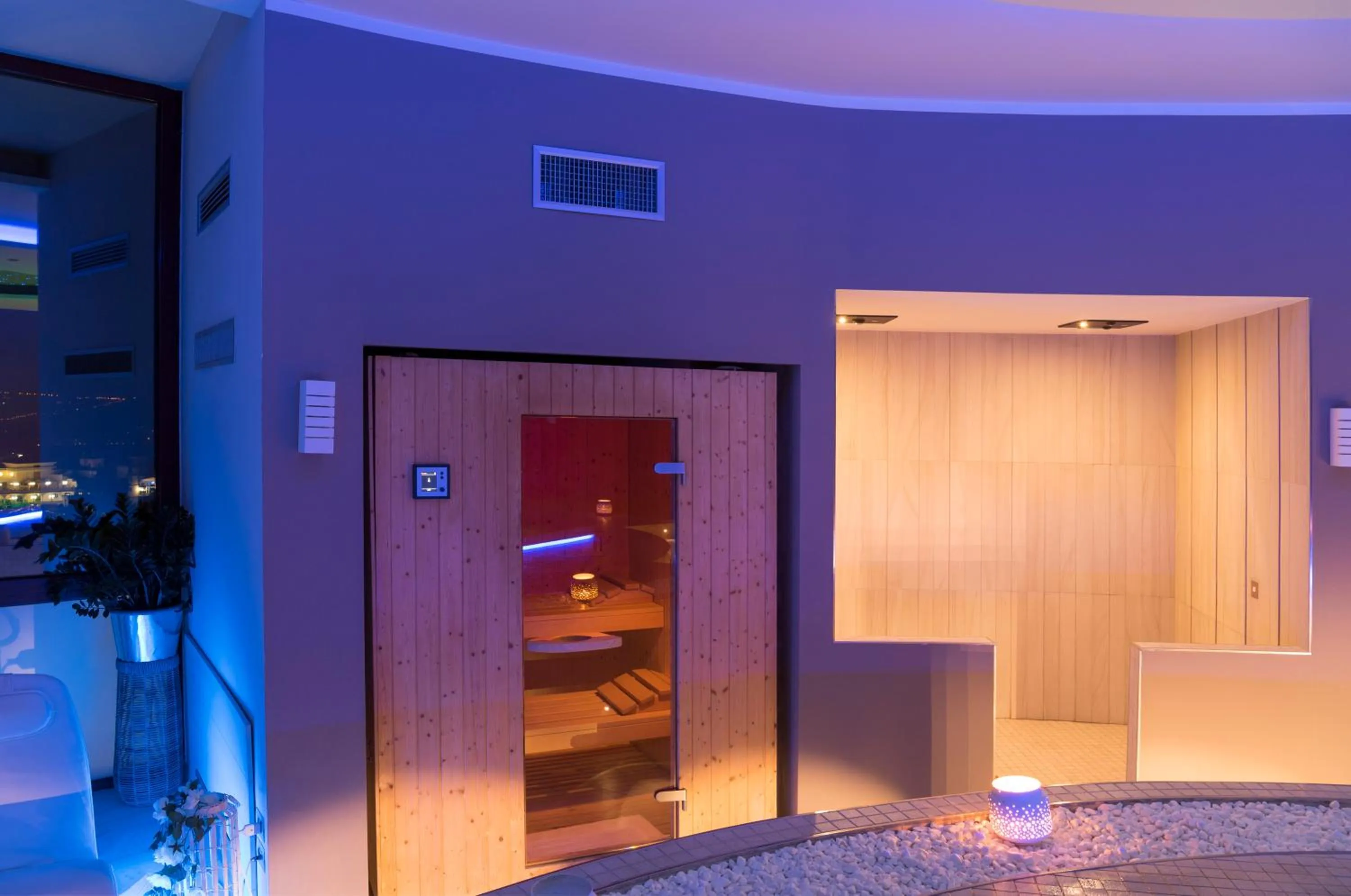 Hot Tub in Grand Hotel Biffy