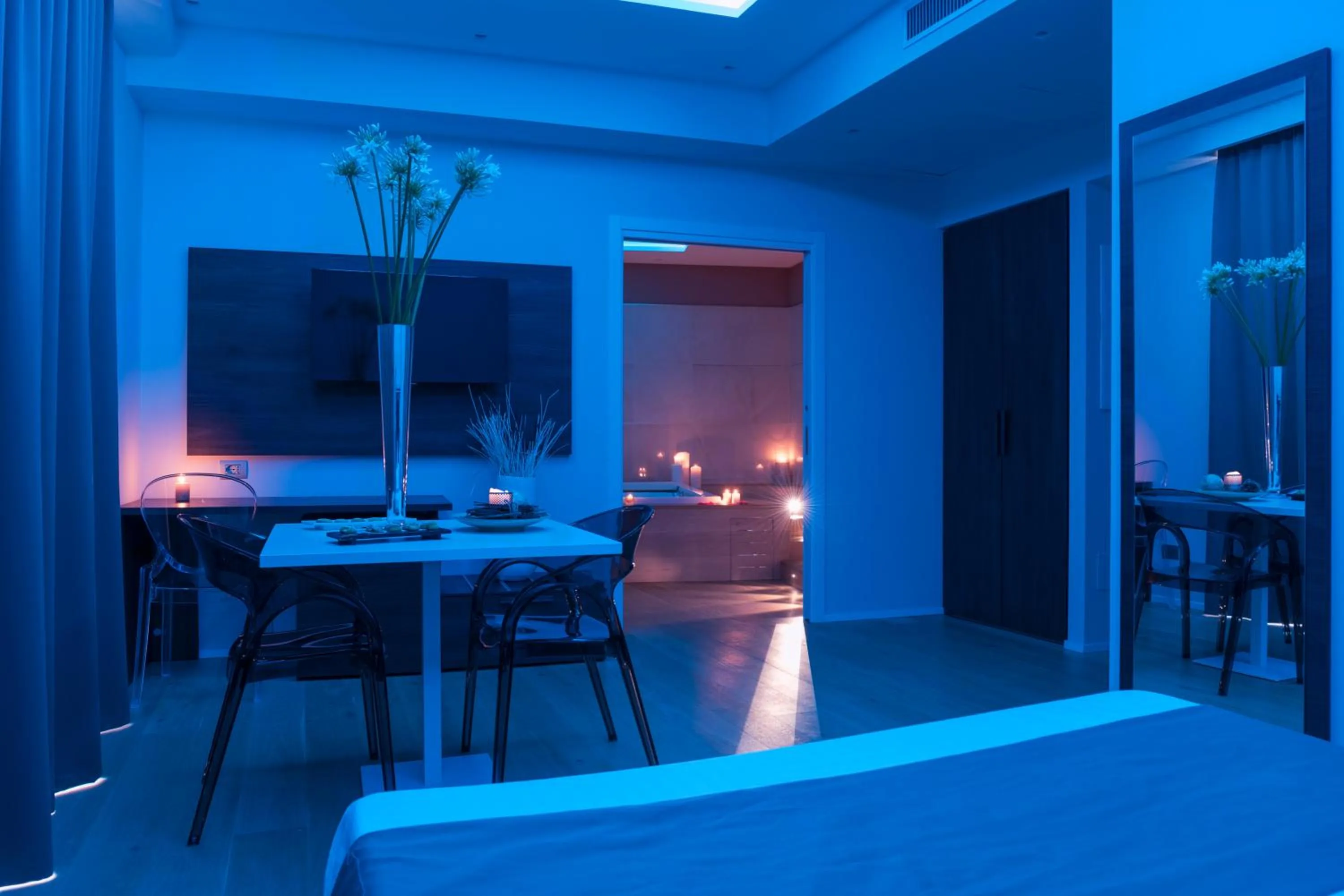 Hot Tub, Bed in Grand Hotel Biffy