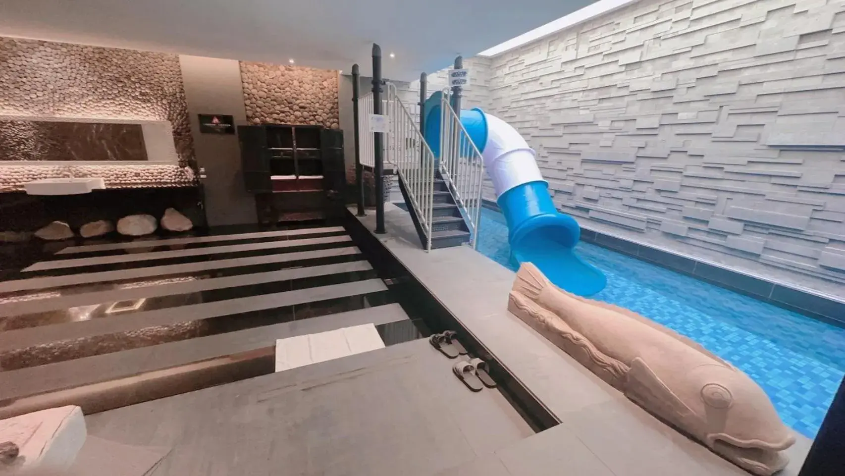 Swimming Pool in Orient Luxury Villa Motel