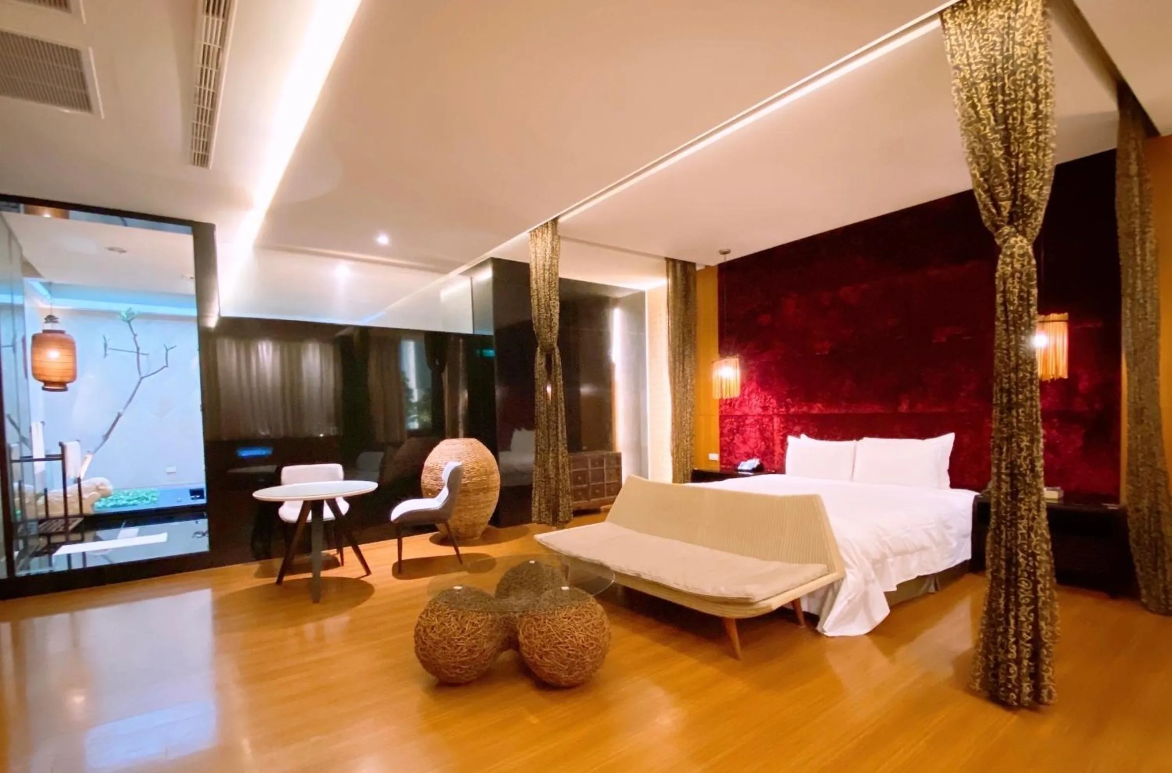 Bedroom, Bed in Orient Luxury Villa Motel