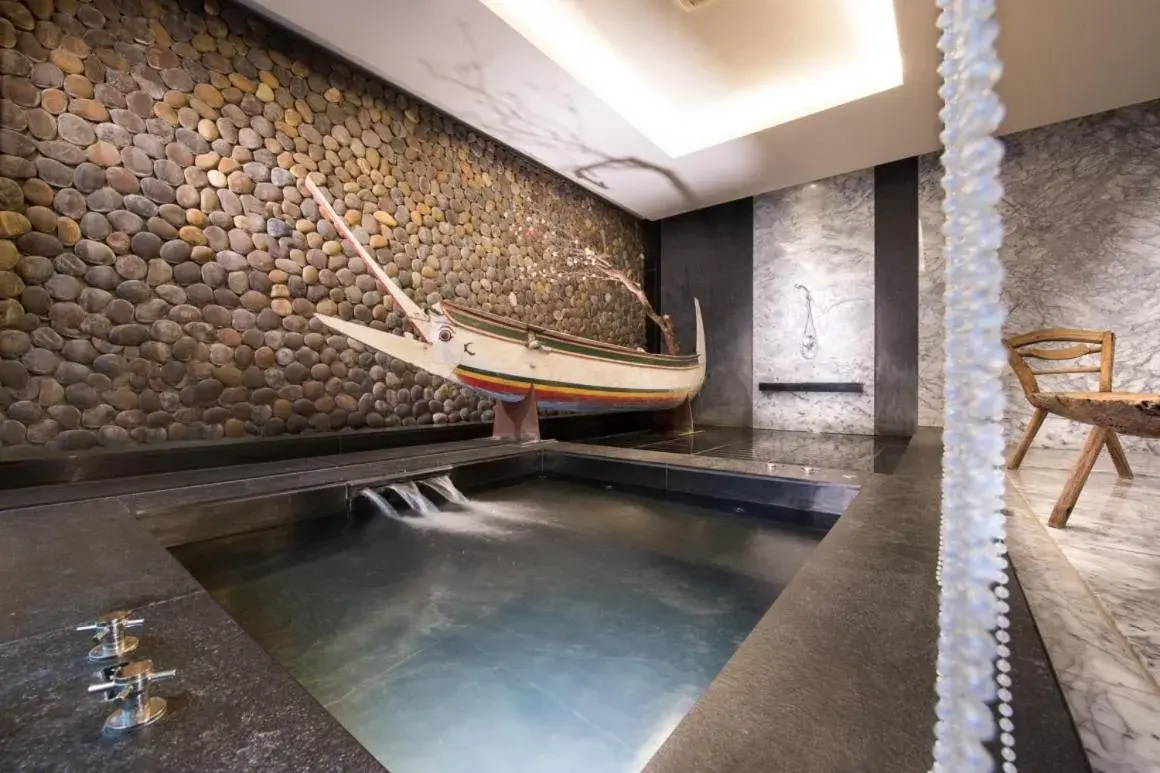 Hot Tub, Swimming Pool in Orient Luxury Villa Motel