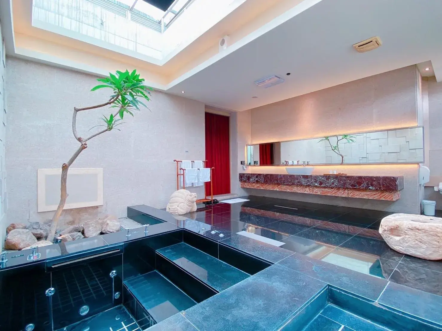 Bathroom, Swimming Pool in Orient Luxury Villa Motel