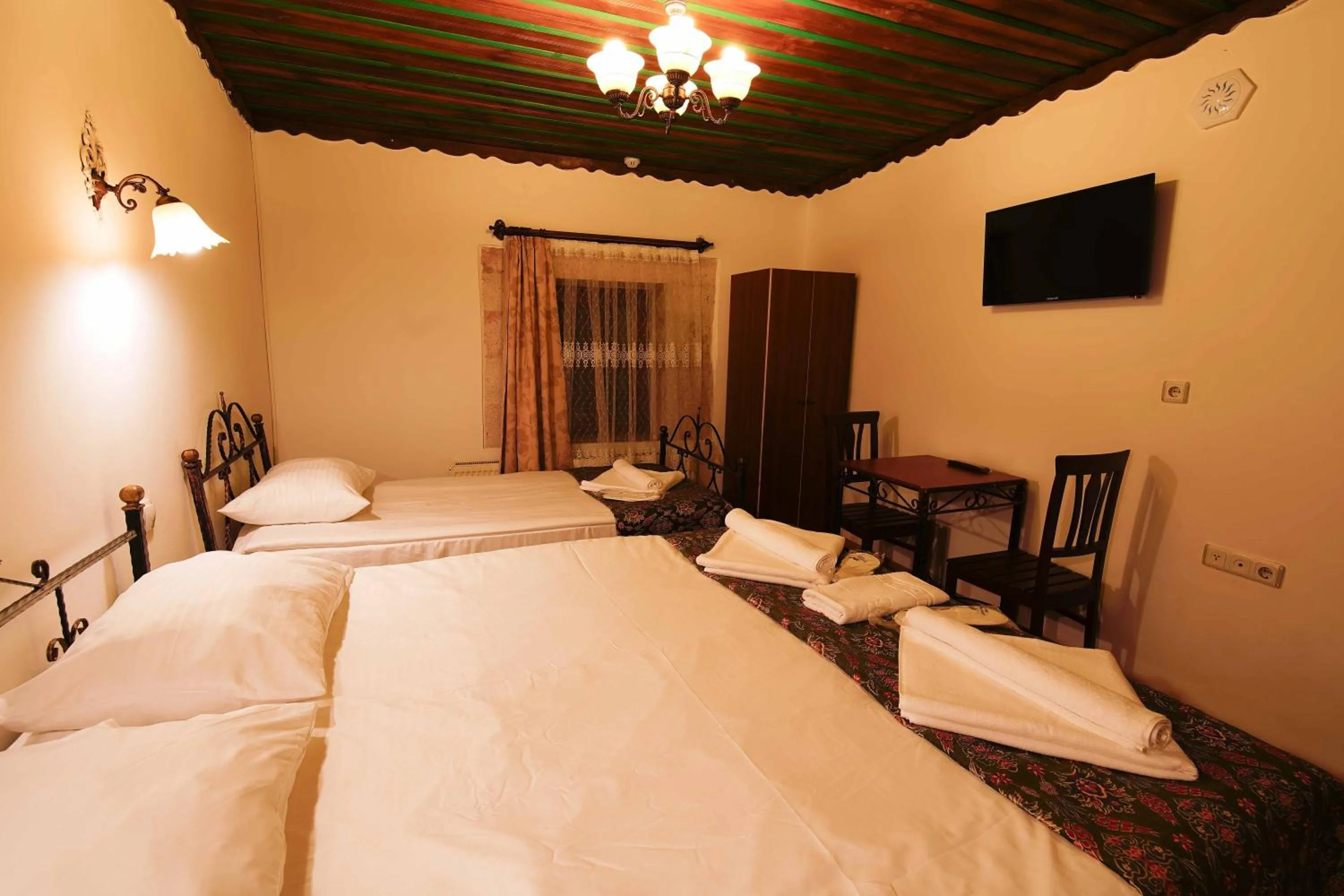 Communal lounge/ TV room, Bed in Alaca Cave Cappadocia