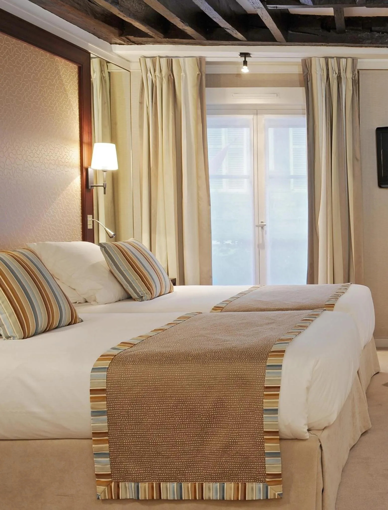 Bed in Folkestone Opéra