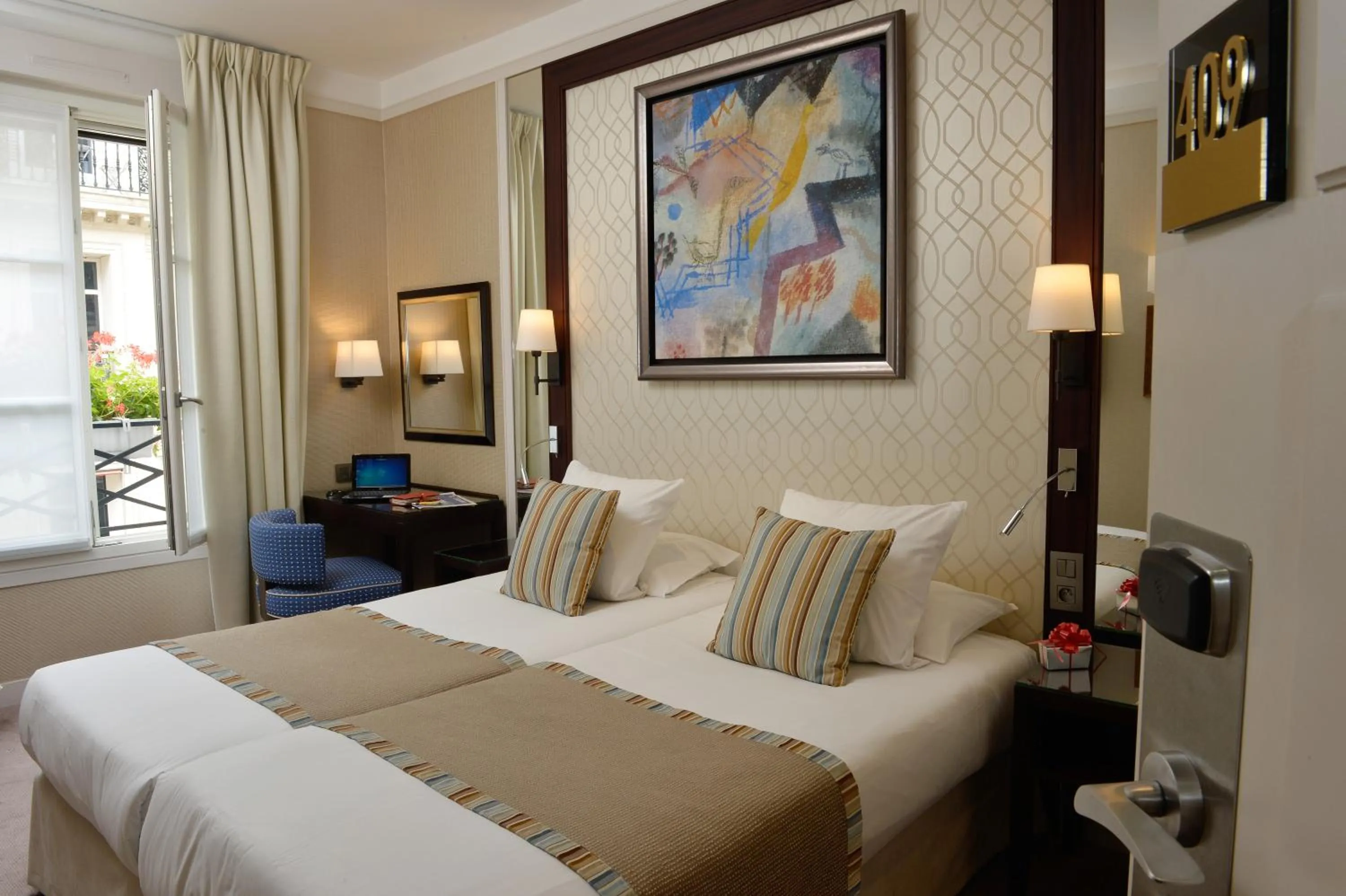 Bed in Folkestone Opéra