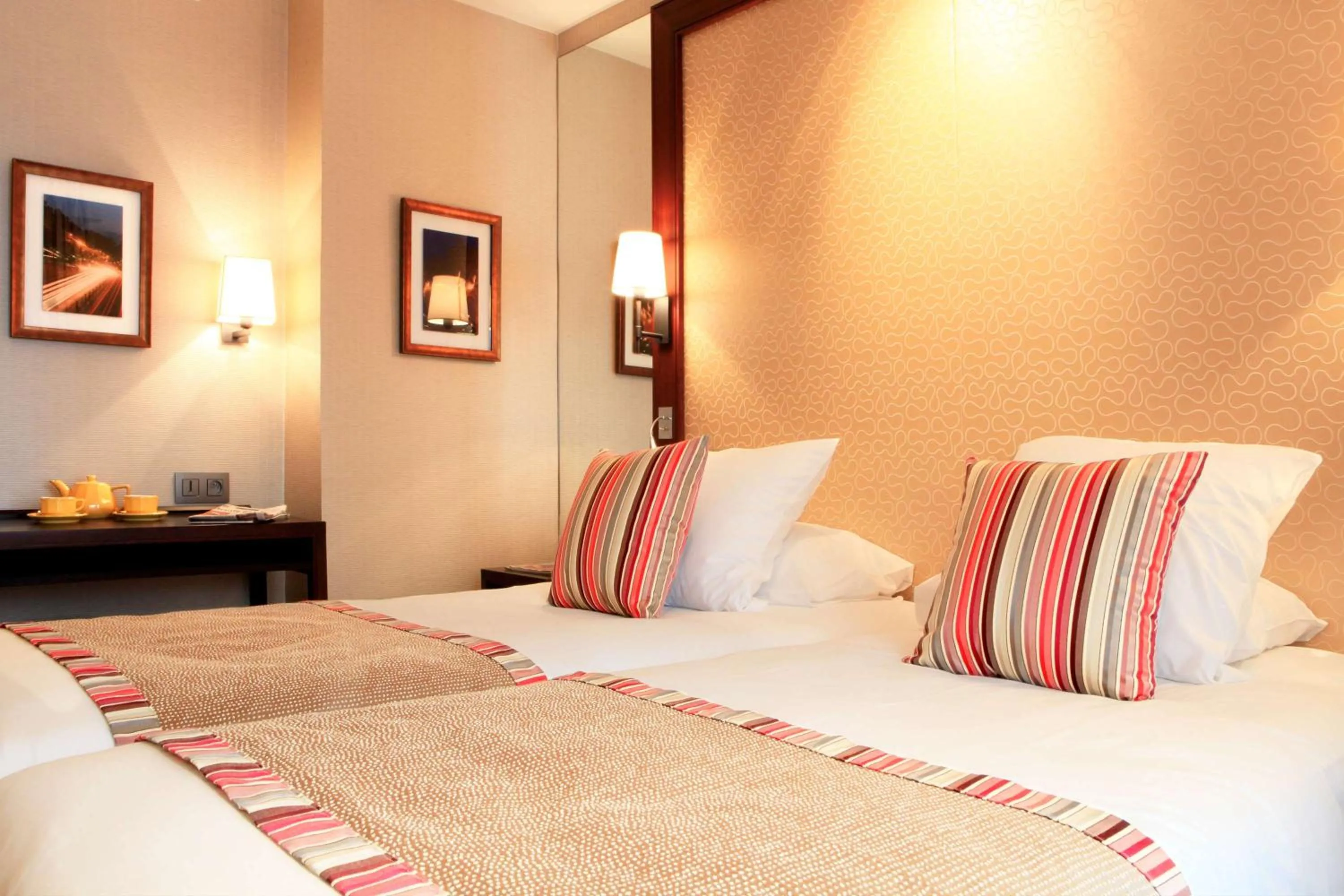 Photo of the whole room, Bed in Folkestone Opéra