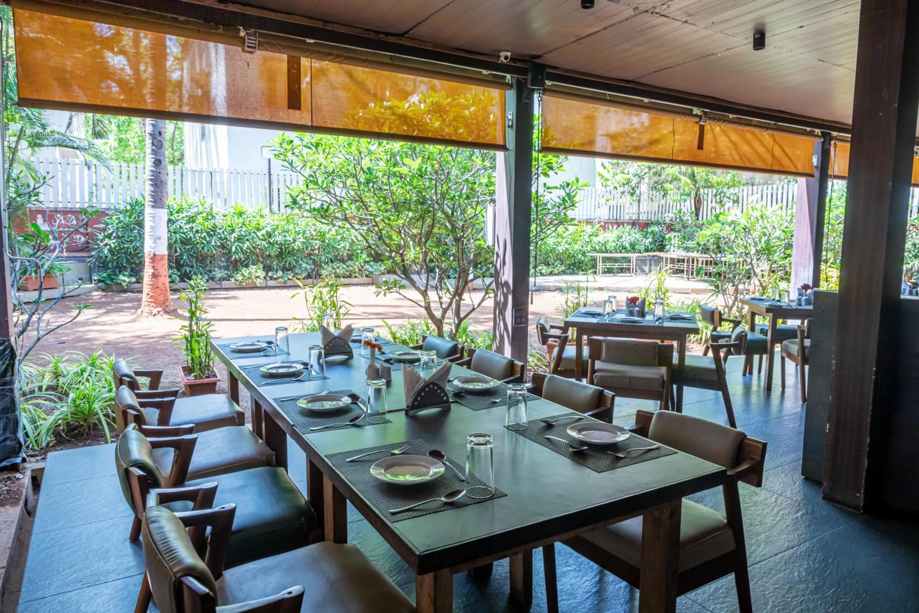 Restaurant/places to eat in Hotel Rama Heritage