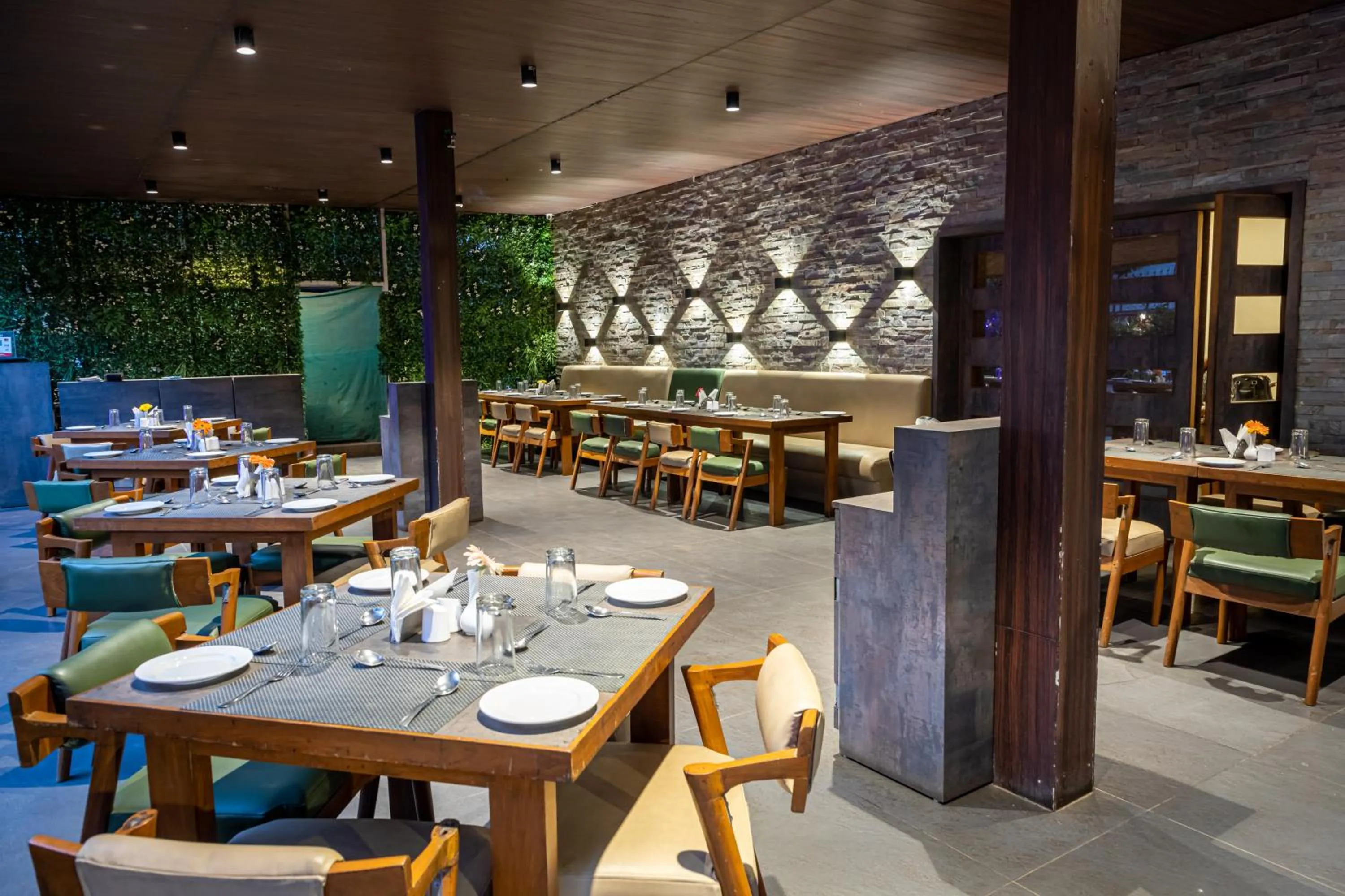 Restaurant/places to eat in Hotel Rama Heritage