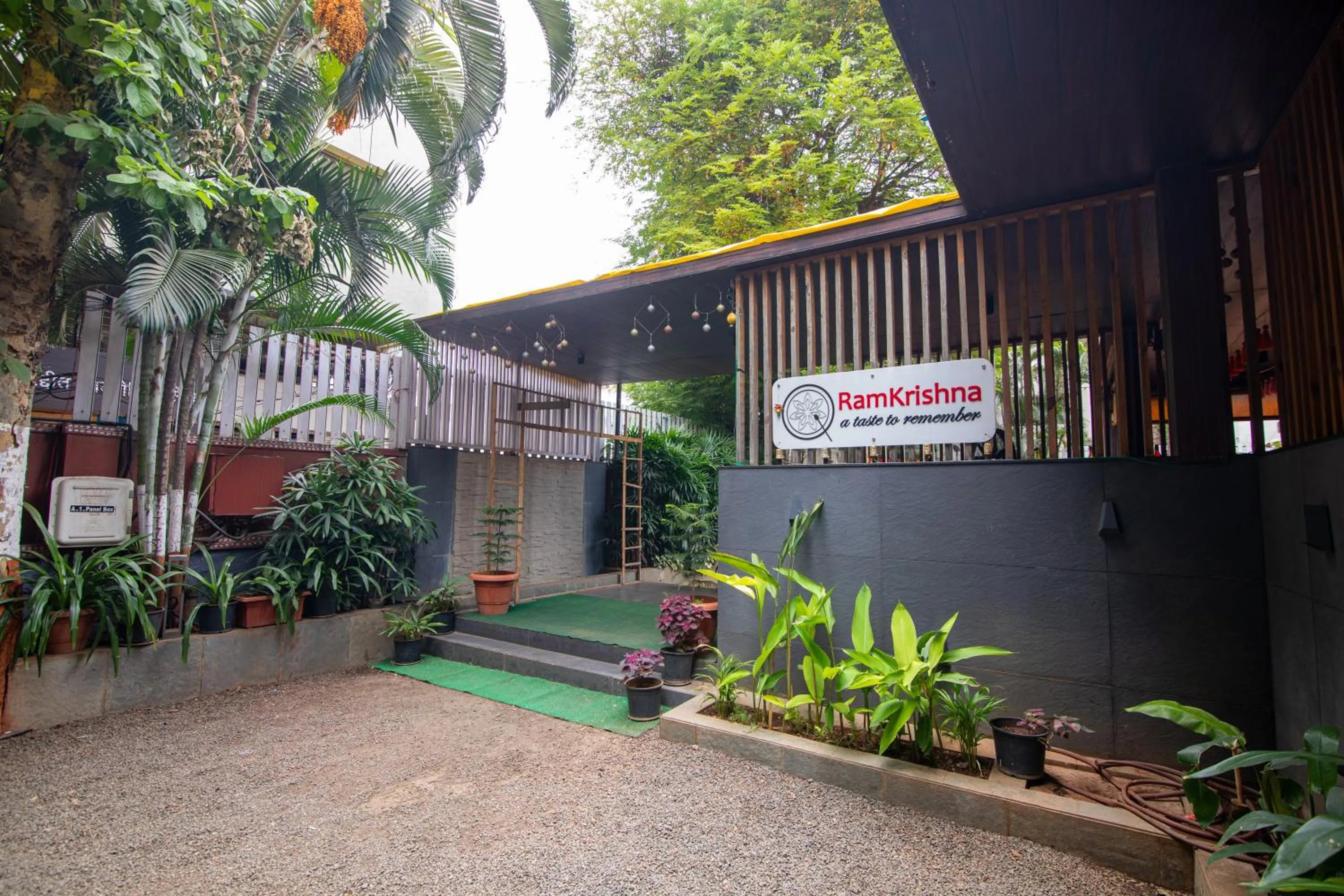 Restaurant/places to eat in Hotel Rama Heritage