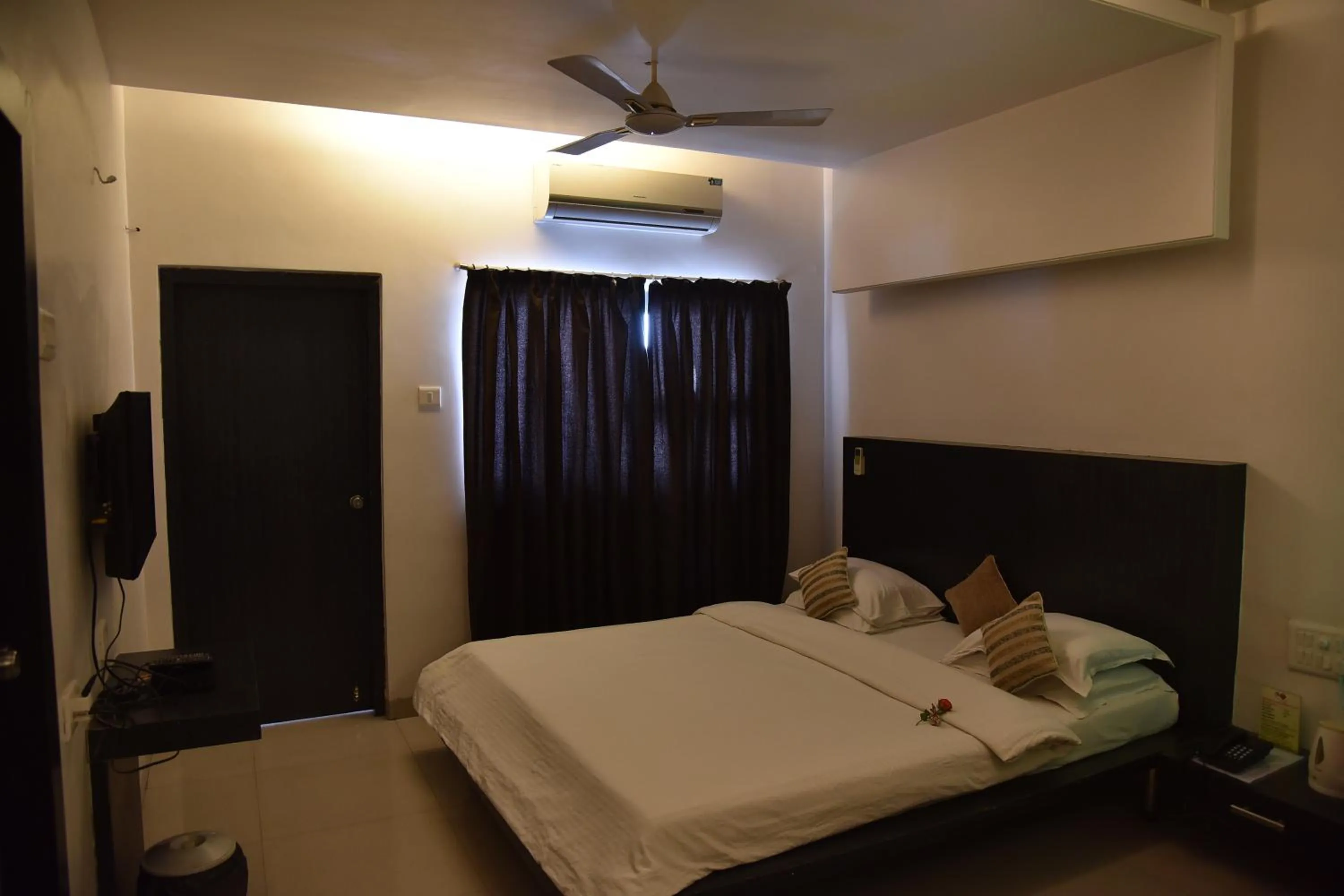 Photo of the whole room, Bed in Hotel Rama Heritage