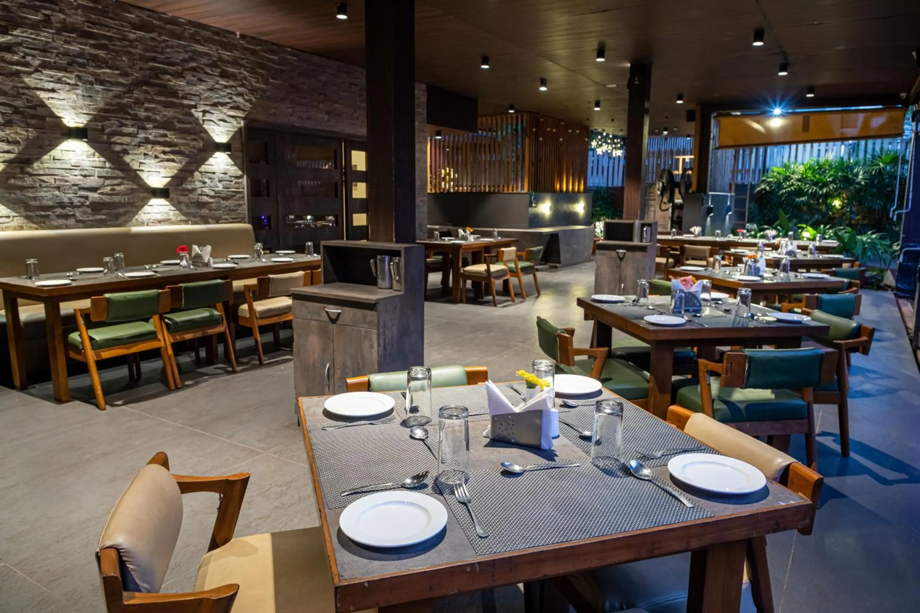 Restaurant/places to eat in Hotel Rama Heritage