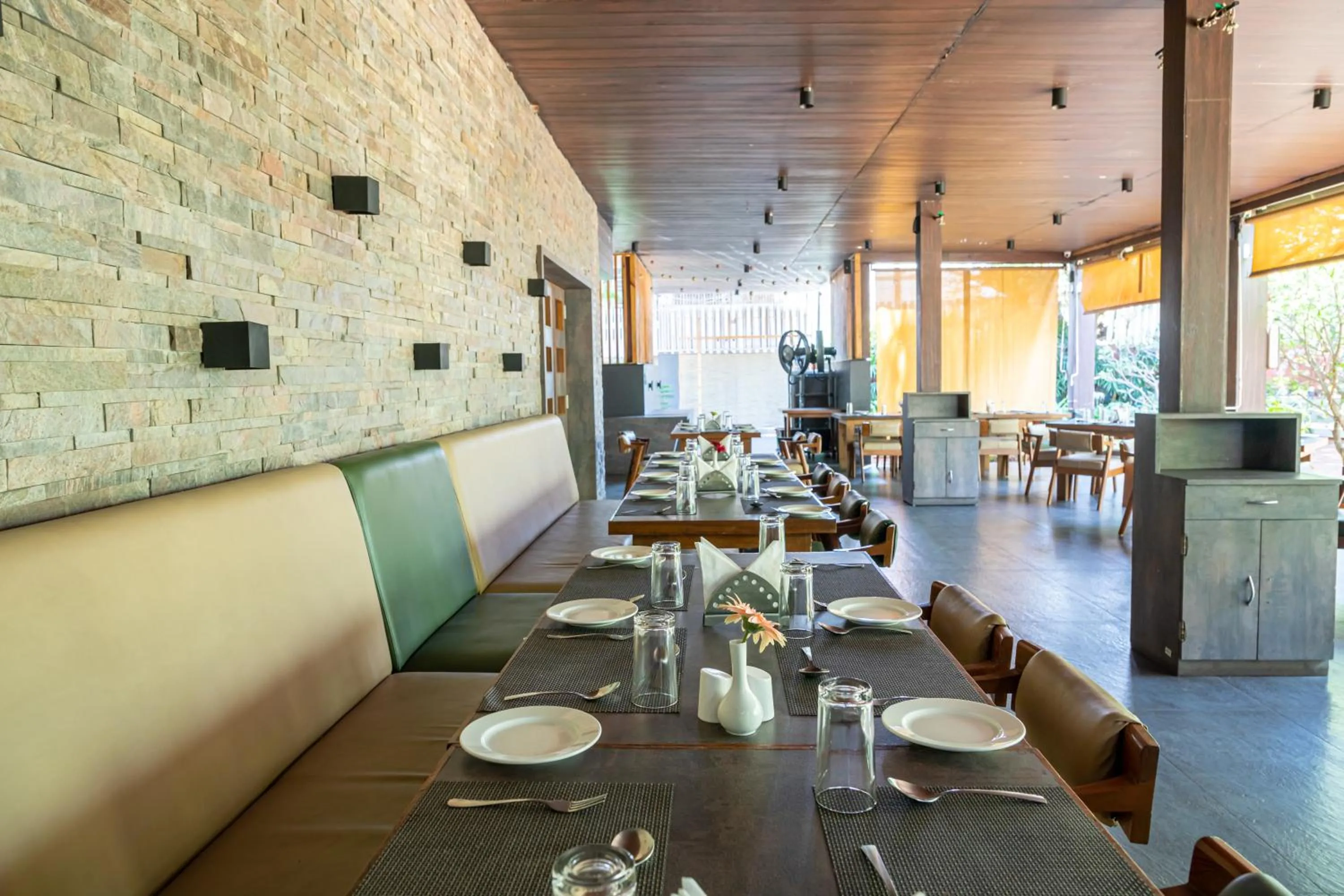 Restaurant/places to eat in Hotel Rama Heritage