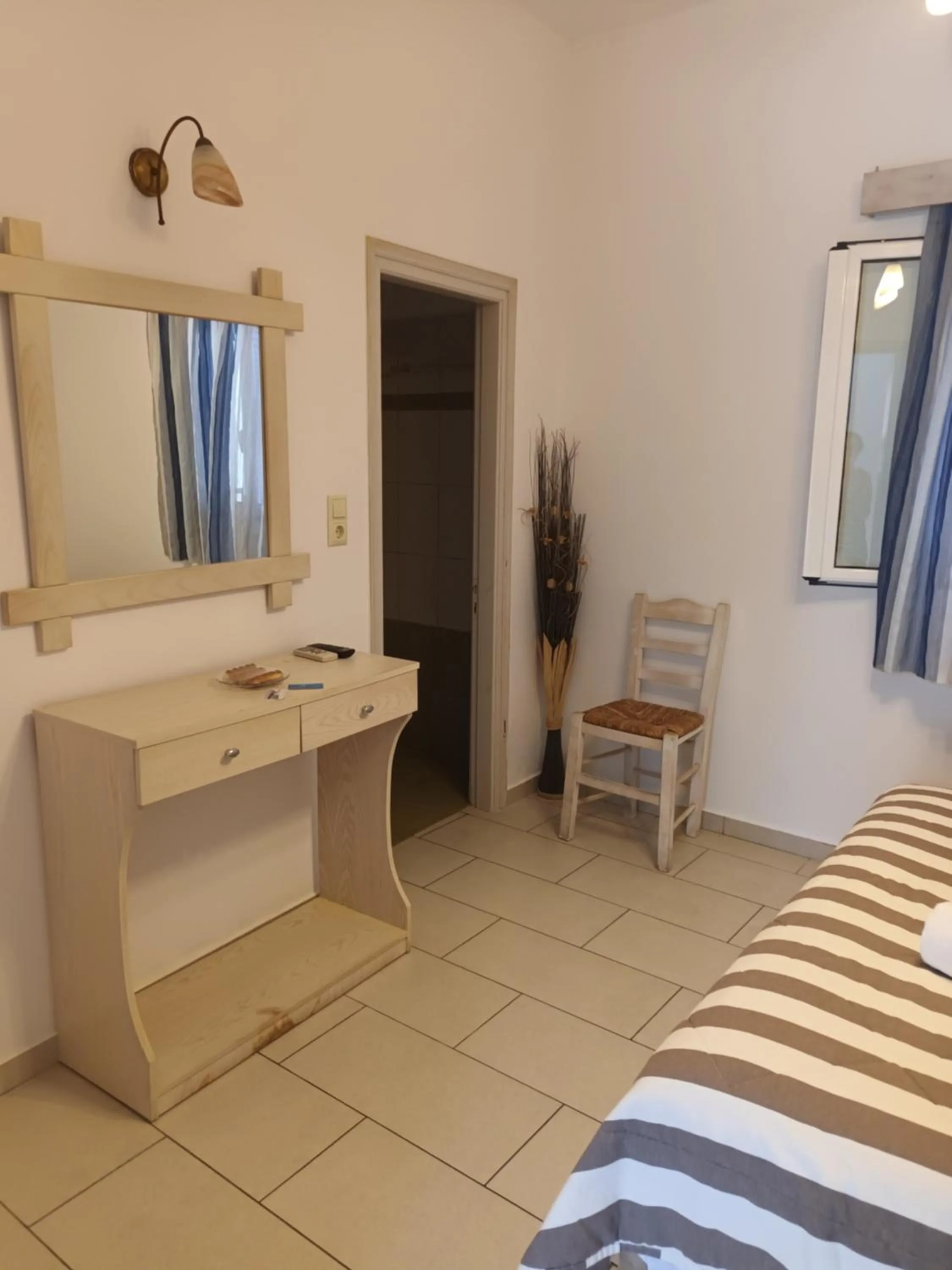 Shower, Bed in Theofanis Studios