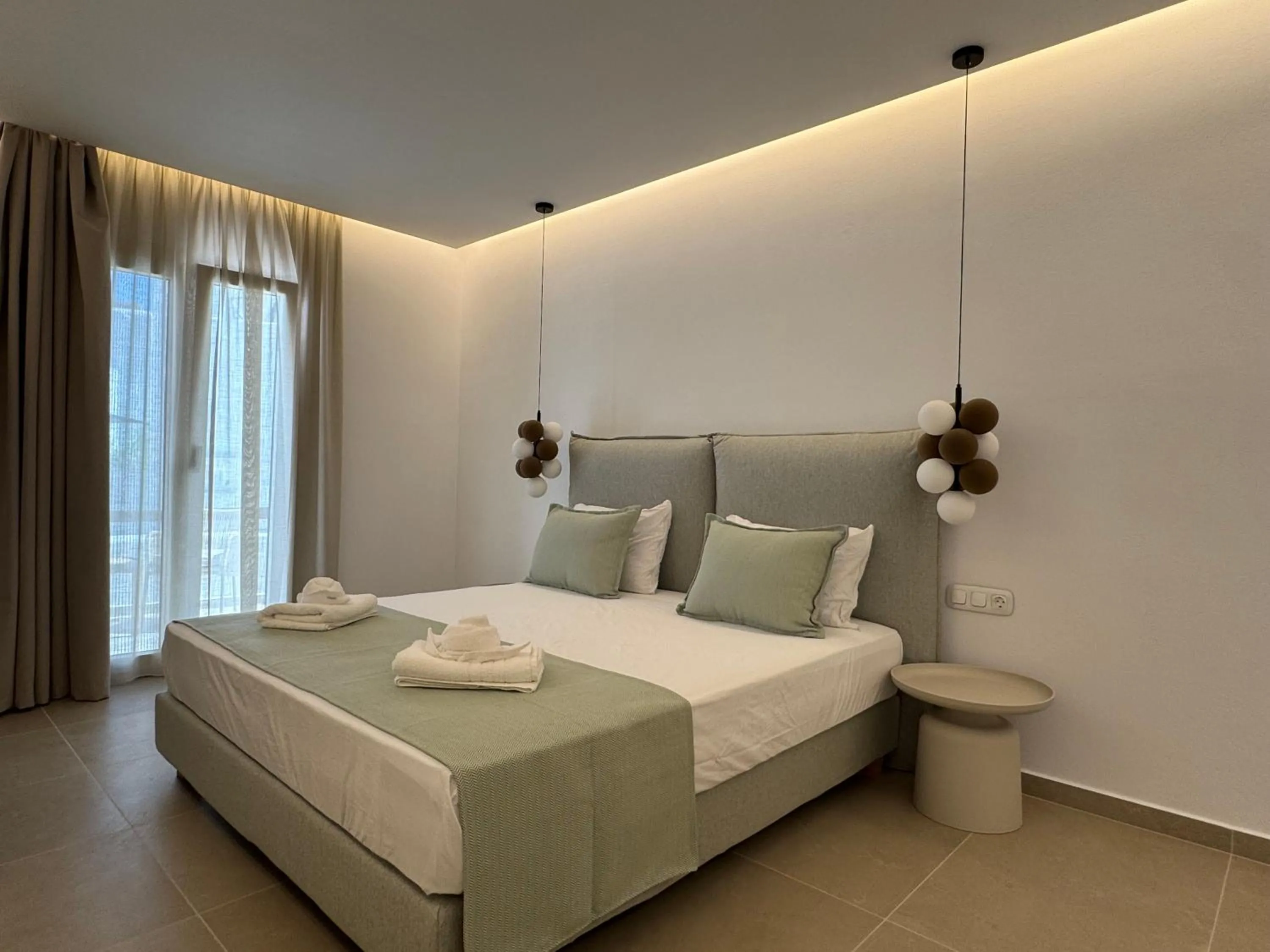 Photo of the whole room, Bed in Theofanis Studios