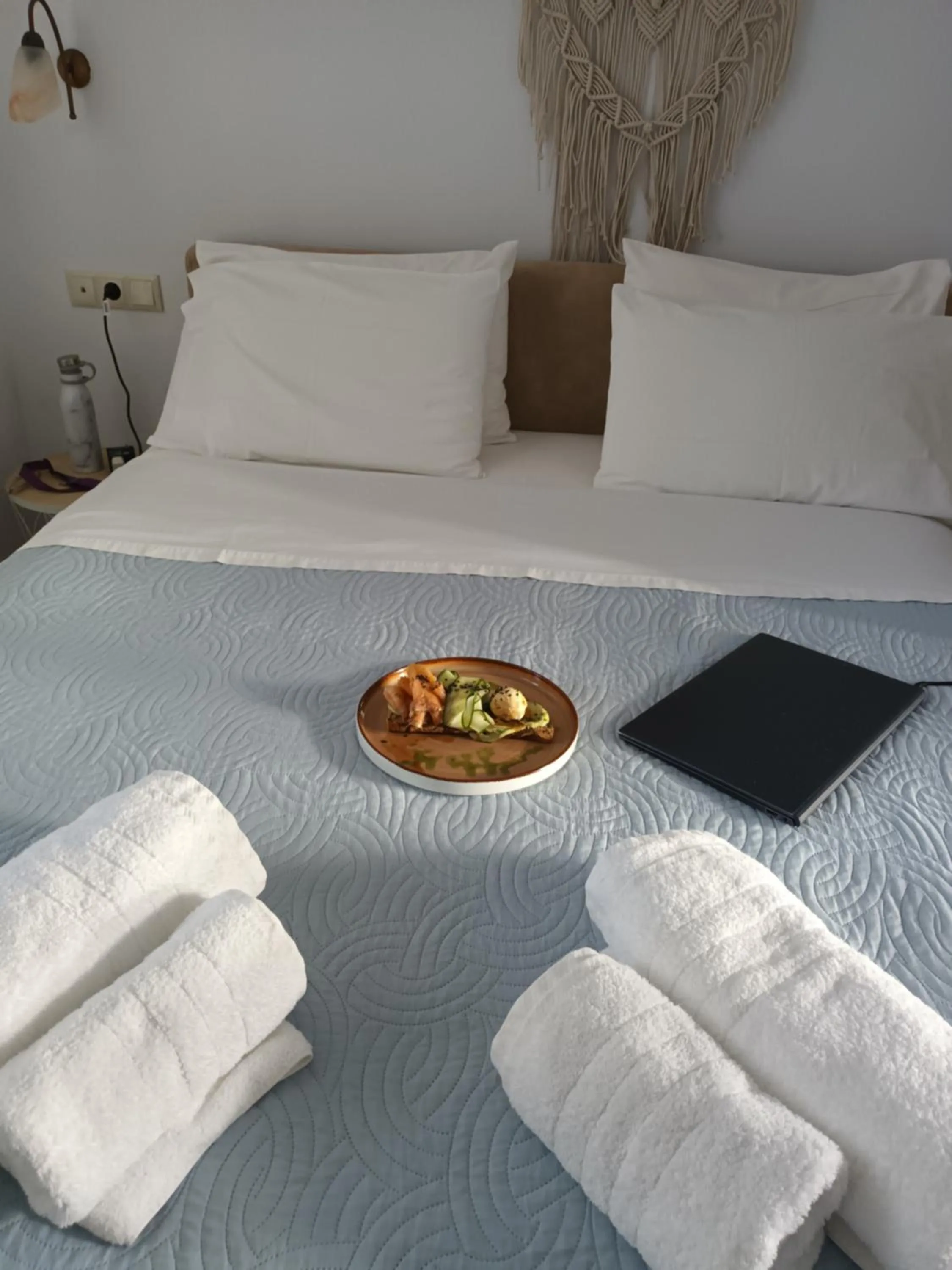 Breakfast, Bed in Theofanis Studios