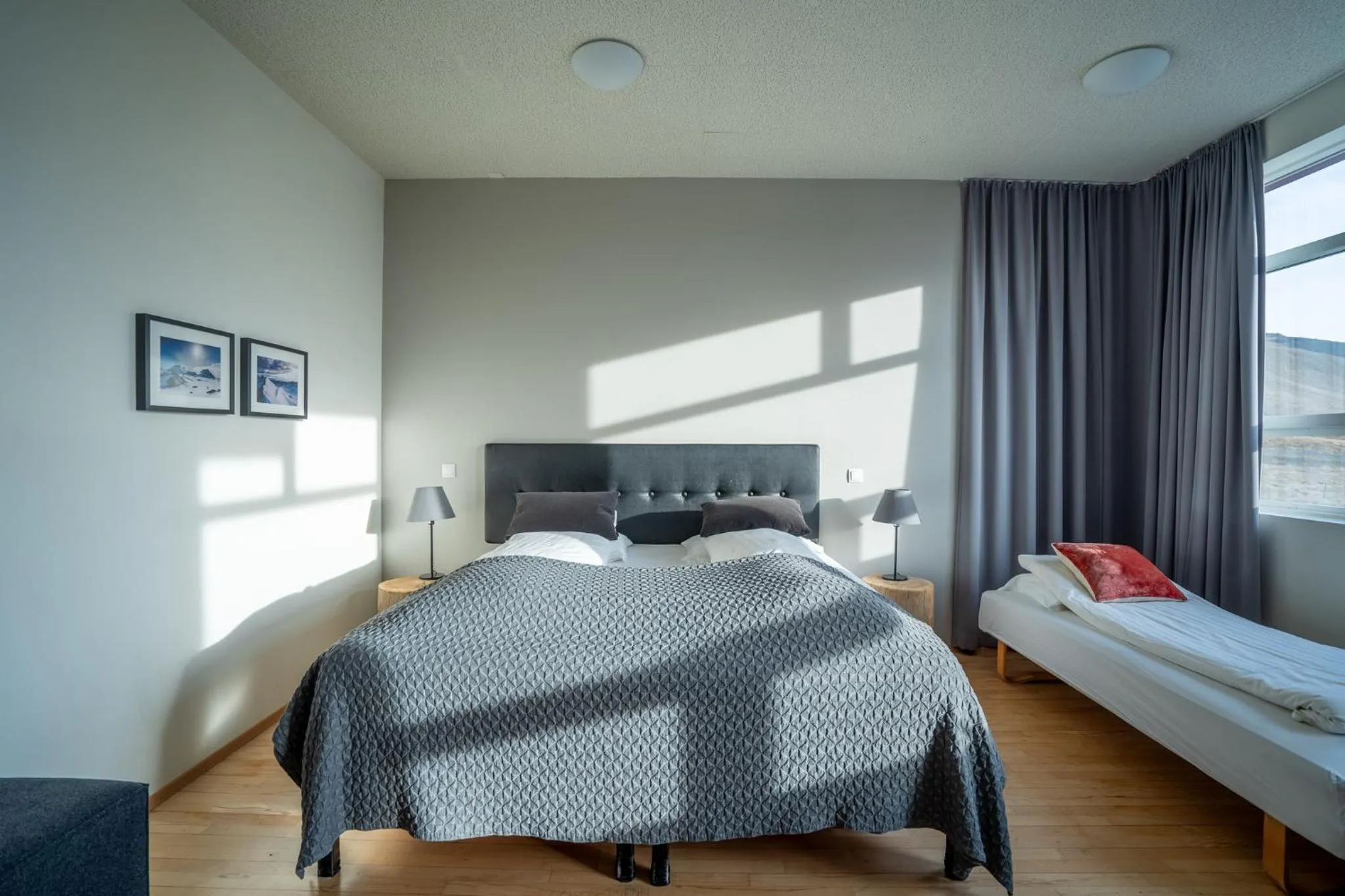 Bedroom, Bed in Volcano Hotel