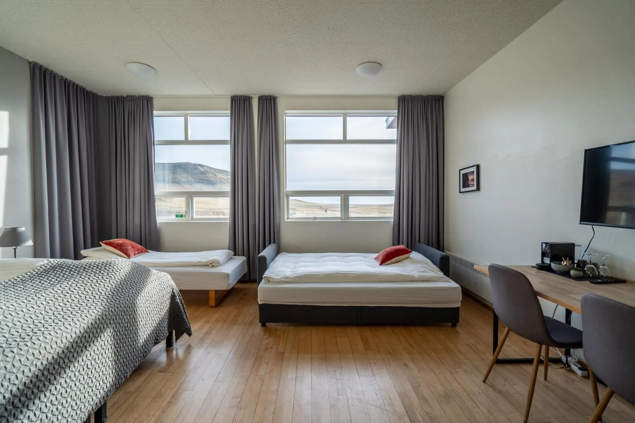 Bedroom, Bed in Volcano Hotel