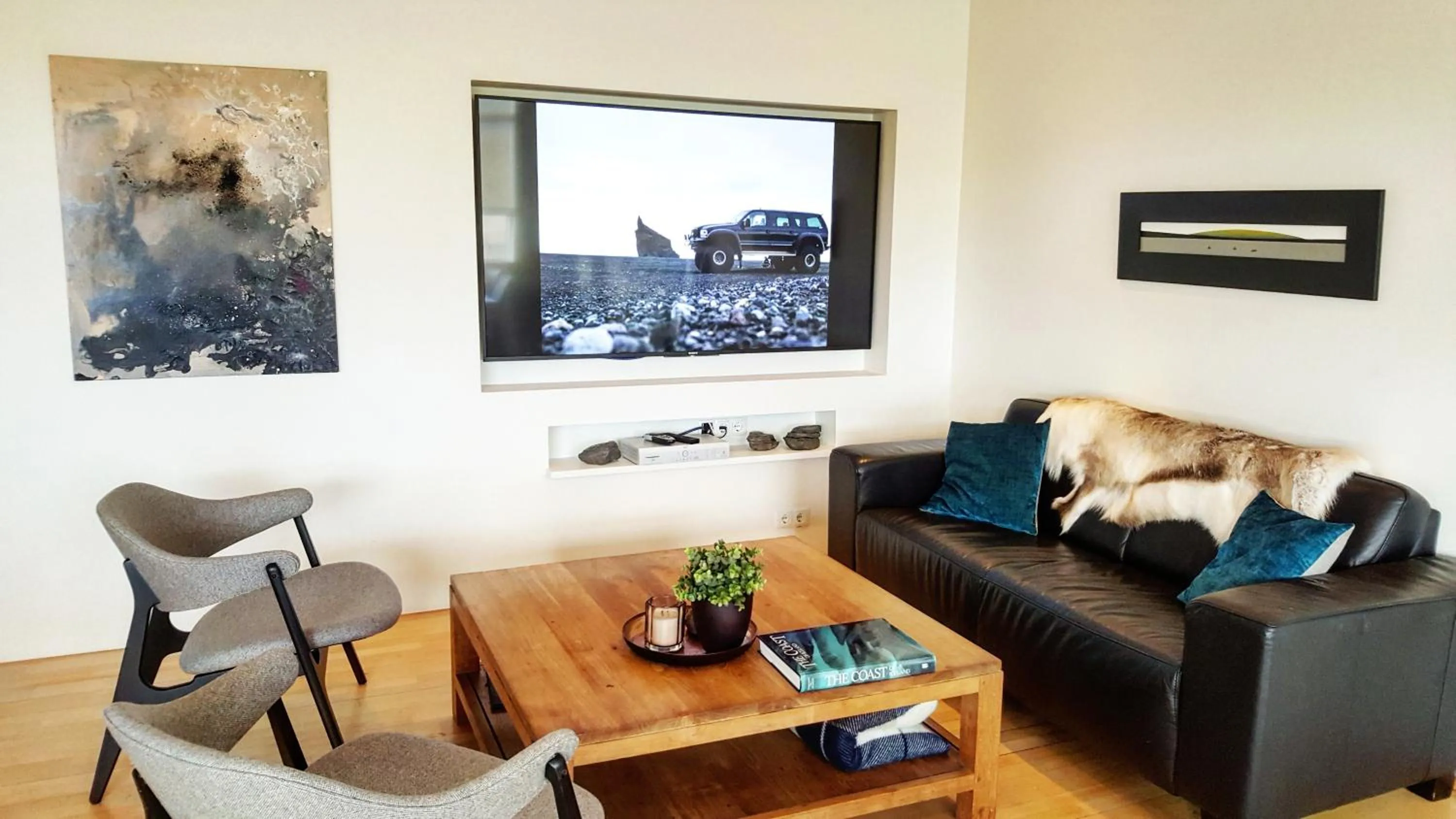 Communal lounge/ TV room in Volcano Hotel