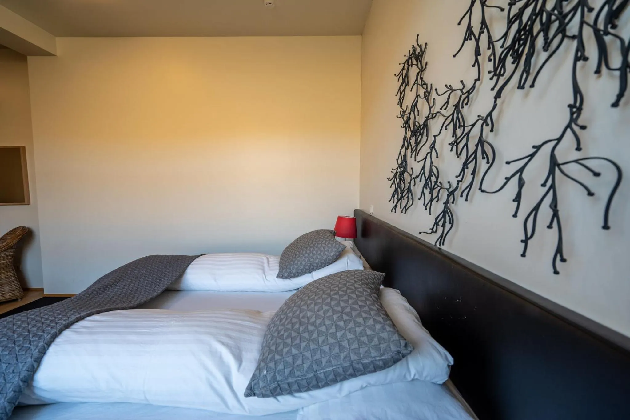 Bedroom, Bed in Volcano Hotel