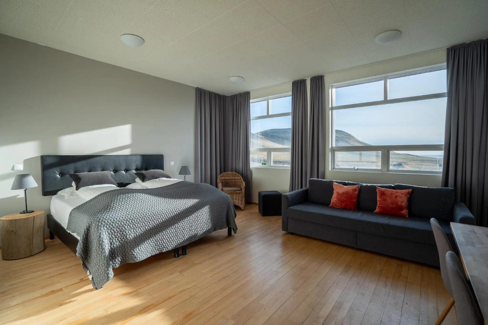 Bedroom, Bed in Volcano Hotel