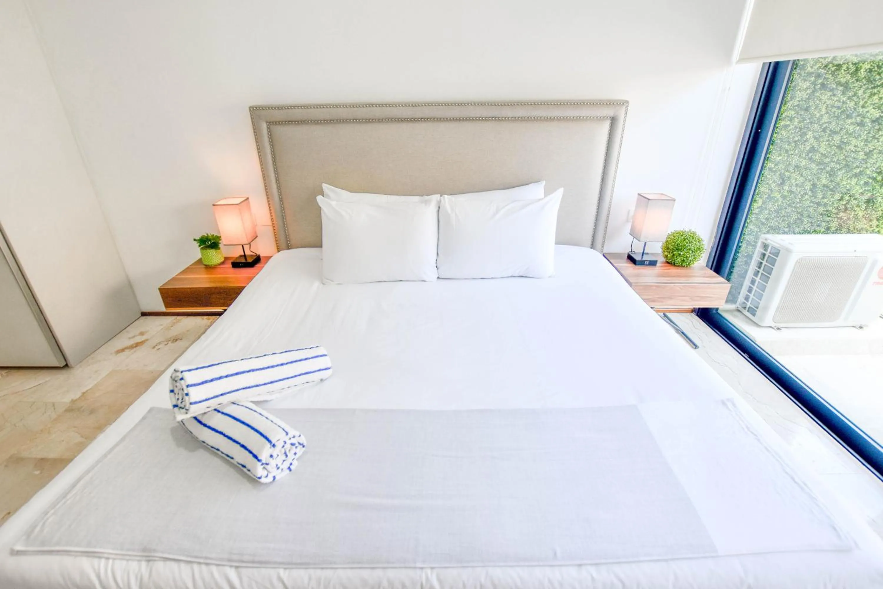 Bedroom, Bed in OP downtown Studio by Casago