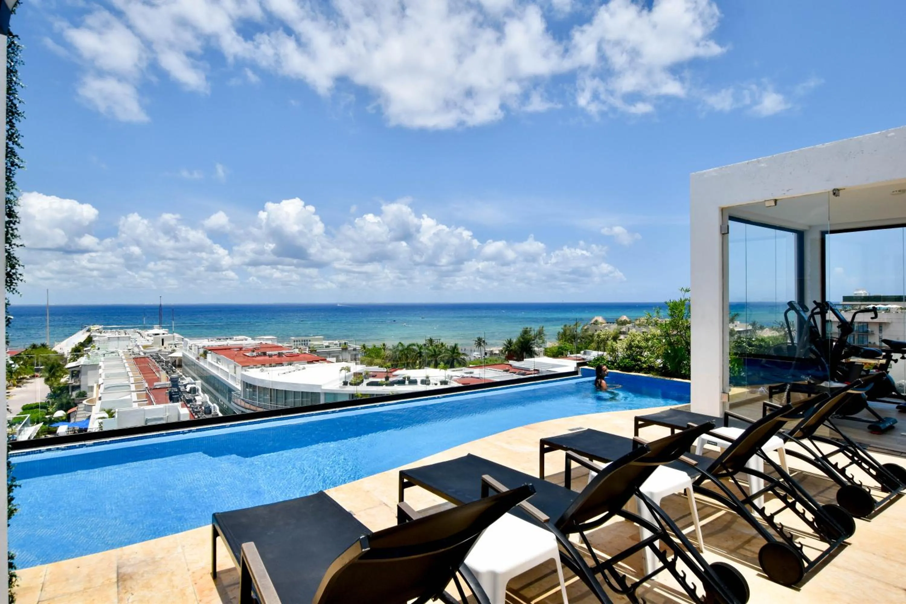 Pool view in OP downtown Studio by Casago