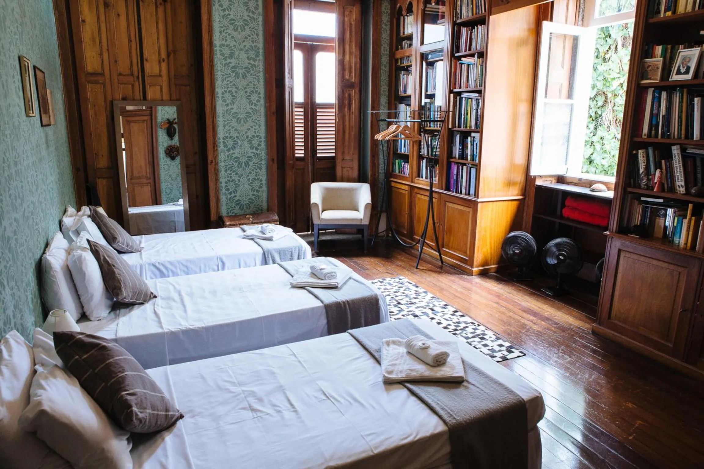 Library, Bed in Villa Laurinda